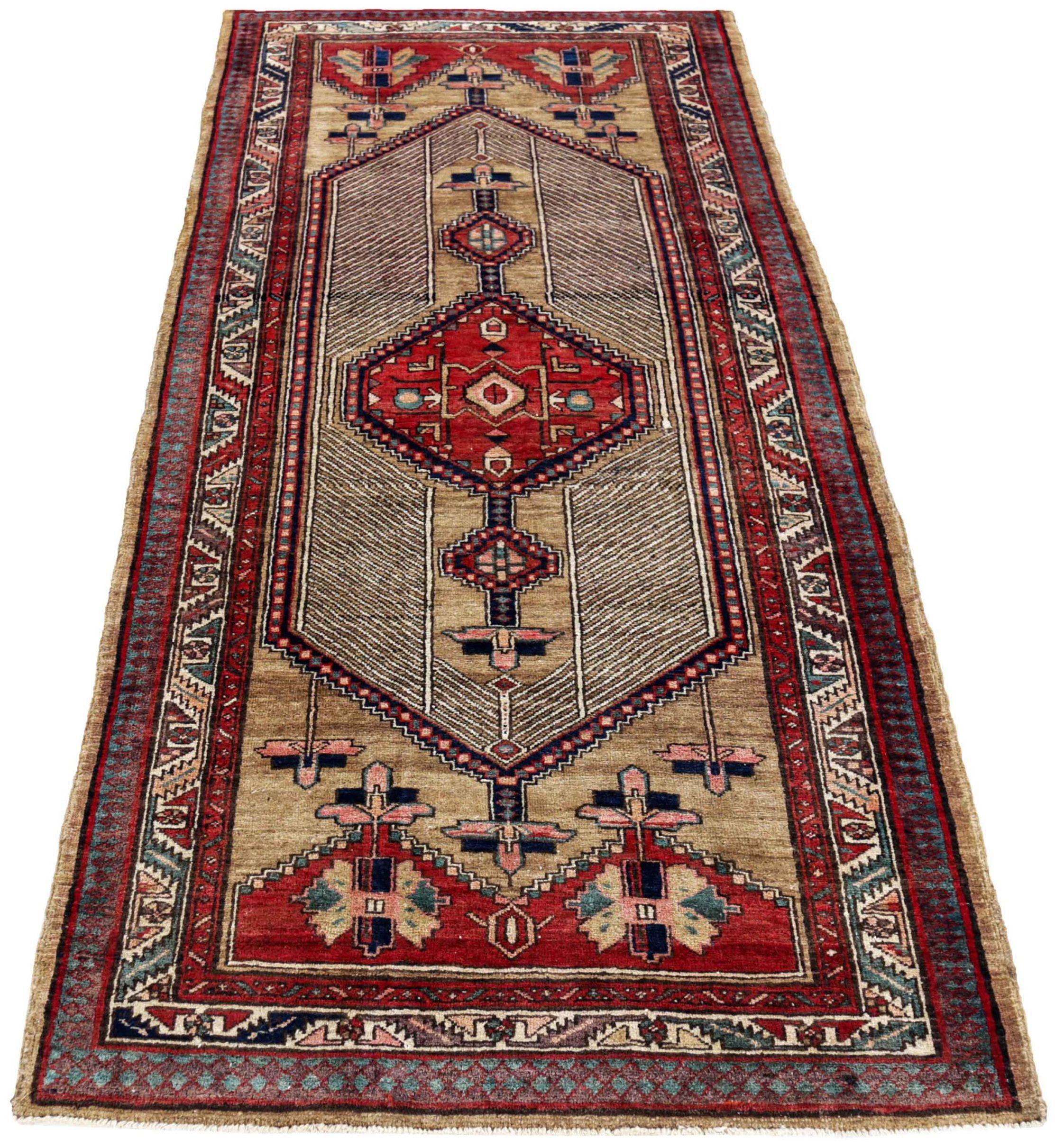 Entdecken Sie die Eleganz des persischen Sarab mit dem kleinen Teppich von CIRCA 1880. Dieses exklusive Design aus Wolle und Elfenbeinrot ist perfekt, um Ihren Raum zu verschönern.