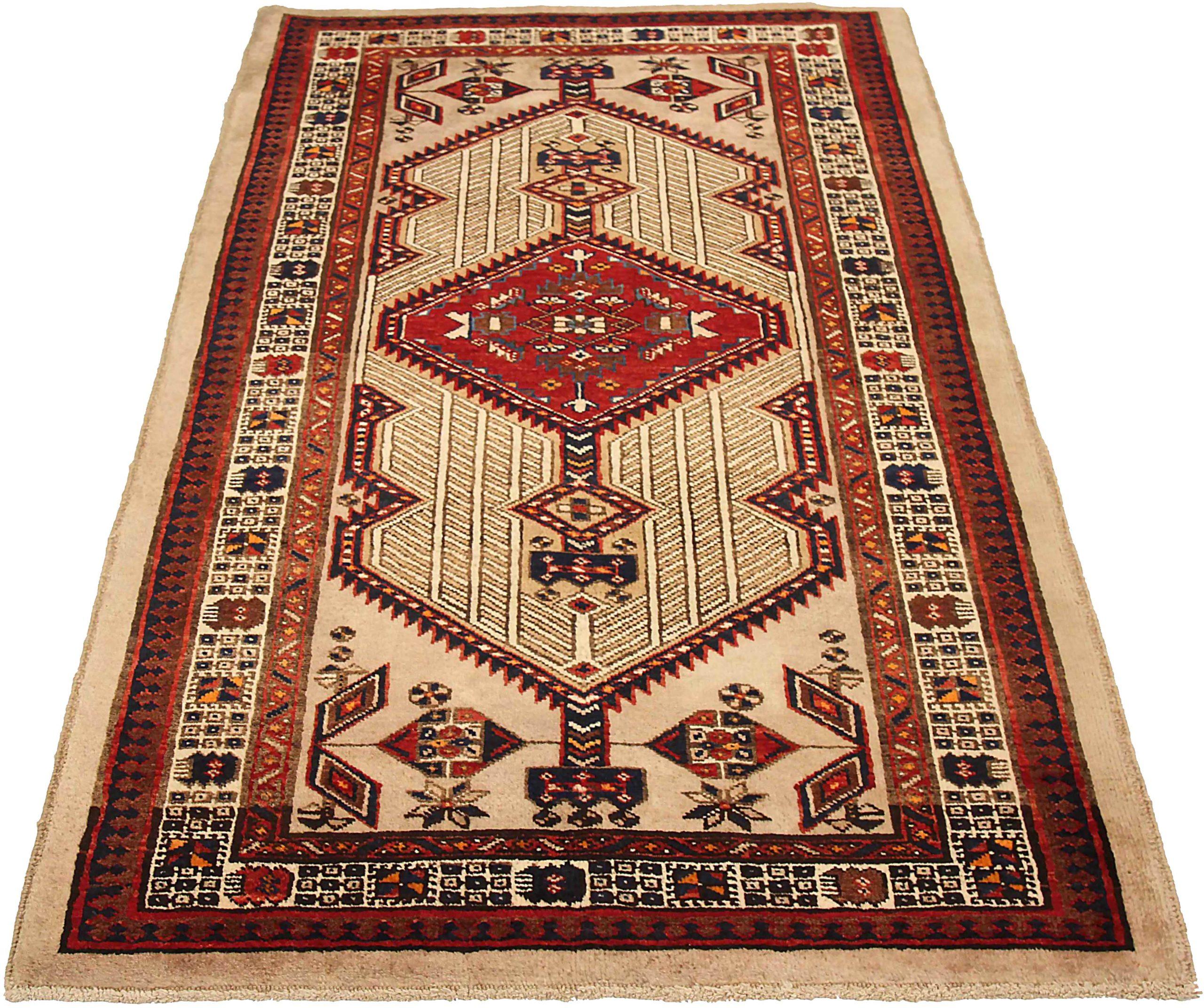 Découvrez l'élégance du petit tapis persan Sarab de Circa 1940. Conçu avec de la laine et de l'IvoryRed, ce design exclusif est parfait pour rehausser votre espace.
