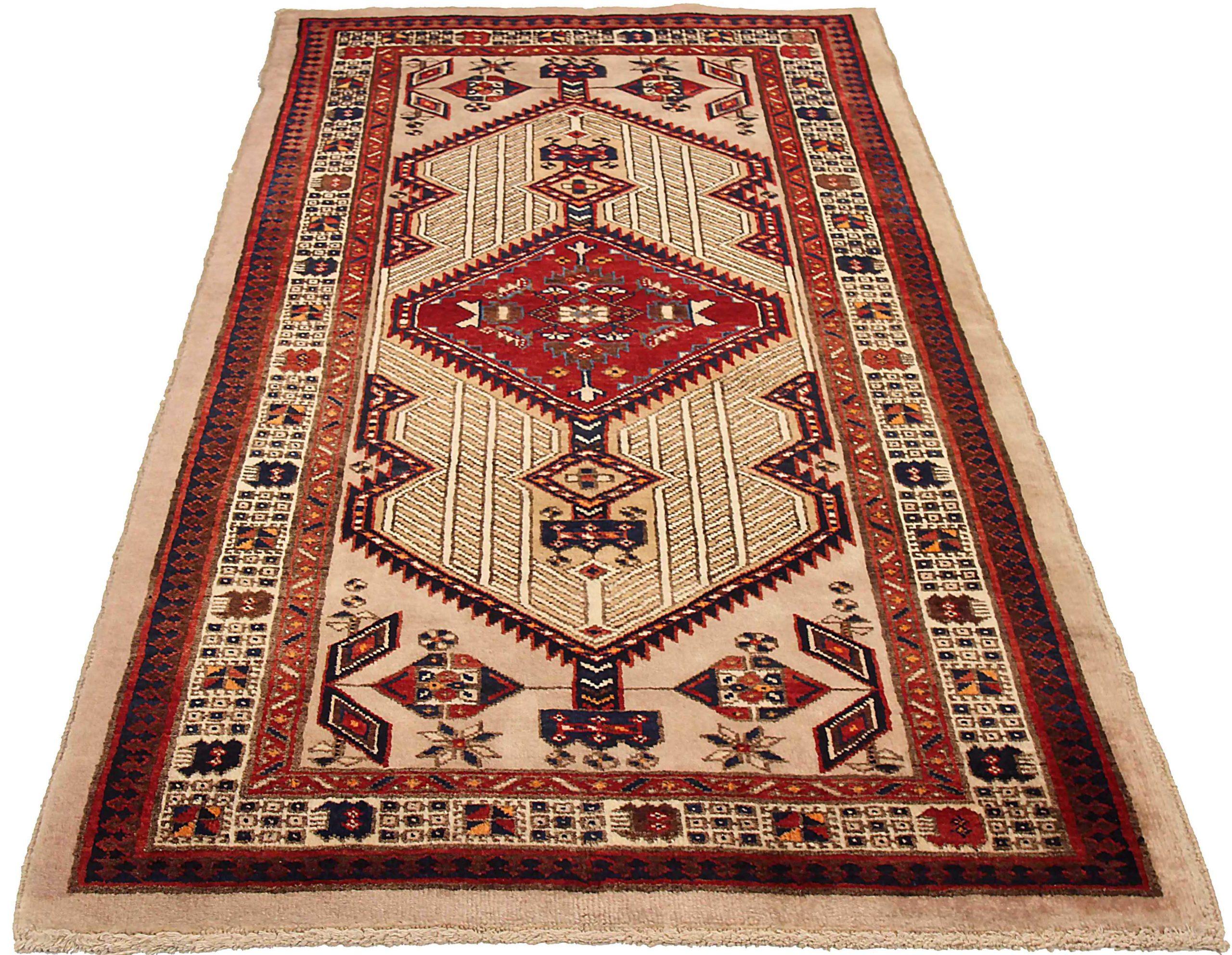 Découvrez l'élégance du petit tapis persan Sarab de Circa 1940. Conçu avec de la laine et de l'IvoryRed, ce design exclusif est parfait pour rehausser votre espace.