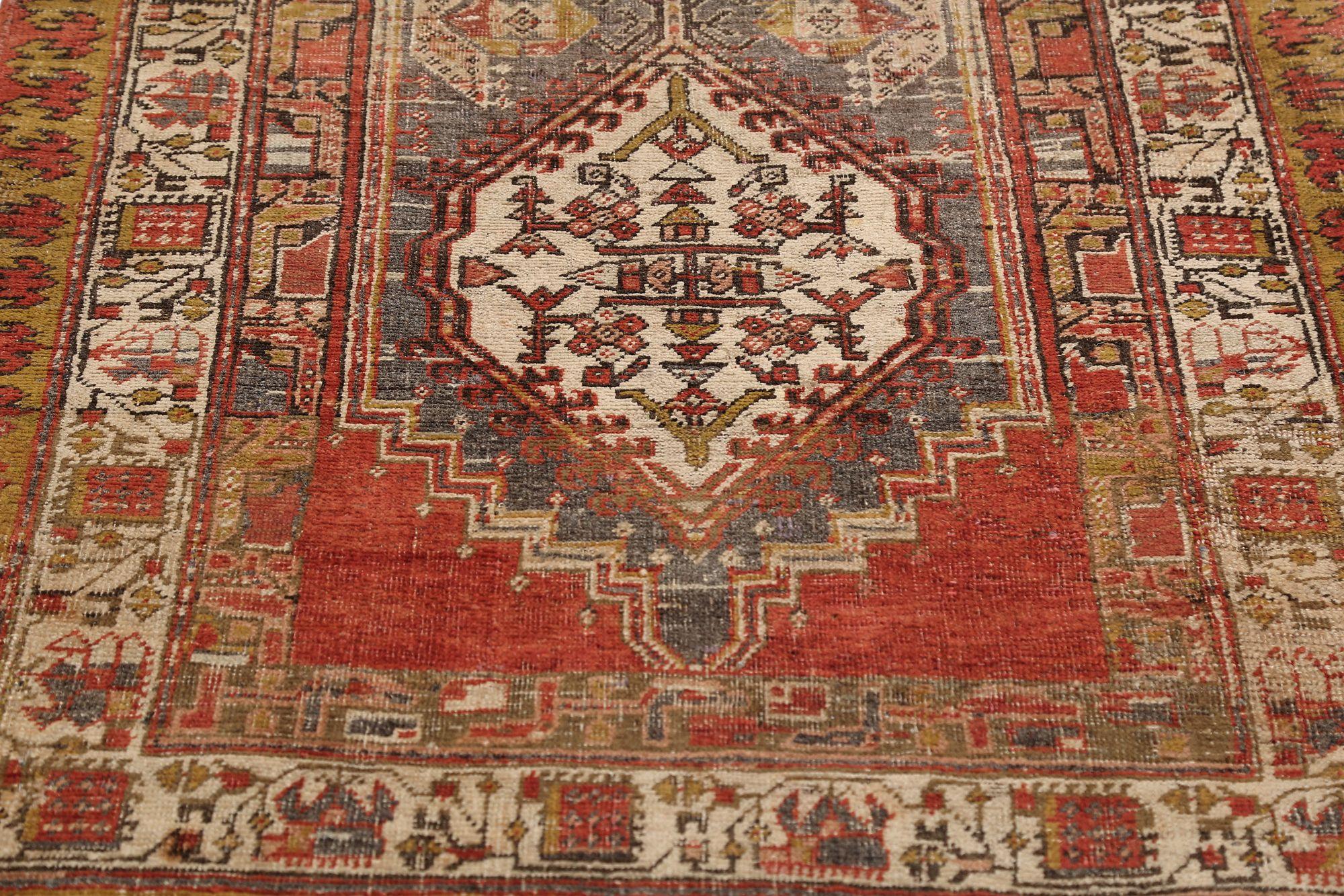 Entdecken Sie die Eleganz des persischen Sarab mit dem kleinen Teppich von CIRCA 1880. Dieses exklusive Design aus Wolle und GrauElfenbeinRotGelb ist perfekt, um Ihren Raum zu verschönern.