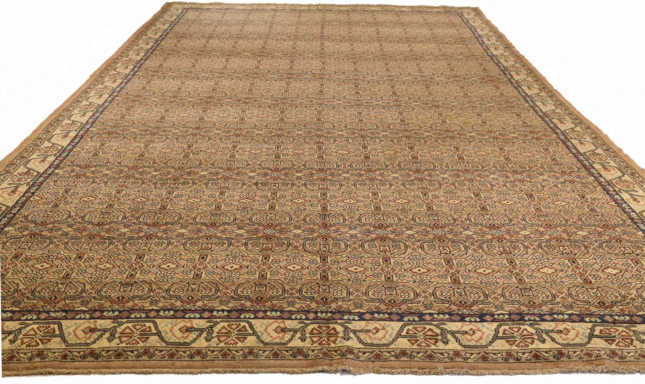 Entdecken Sie die Eleganz des persischen Saraband-Teppichs in Übergröße aus der Zeit um 1880. Dieses exklusive Design aus Wolle und IvoryPinkRed eignet sich perfekt, um Ihren Raum zu verschönern.