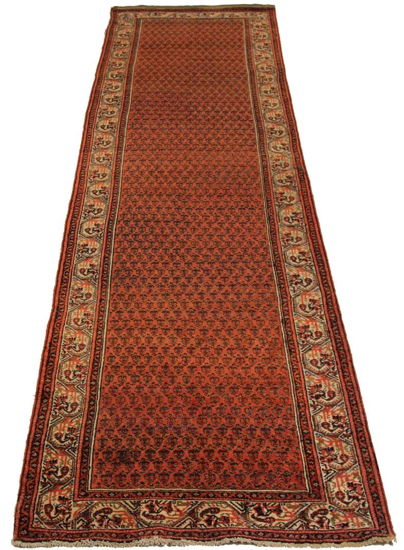 Entdecken Sie die Eleganz des persischen Saraband-Teppichs mit Läufer aus der Zeit um 1880. Dieses exklusive Design aus Wolle und Elfenbeinrot ist perfekt, um Ihren Raum zu verschönern.
