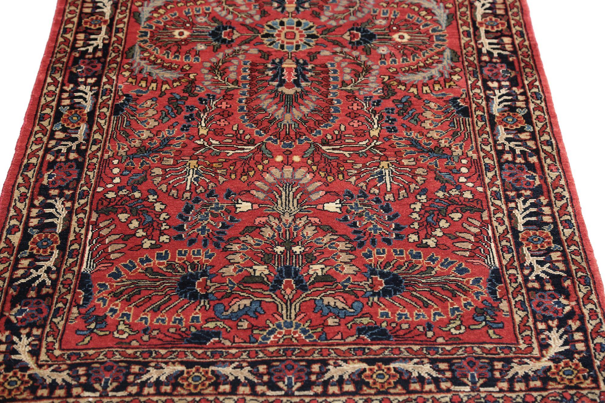 Entdecken Sie die Eleganz des persischen Sarogh mit dem kleinen Teppich von CIRCA 1910. Dieses exklusive Design aus Wolle und Rot ist perfekt, um Ihren Raum zu verschönern.
