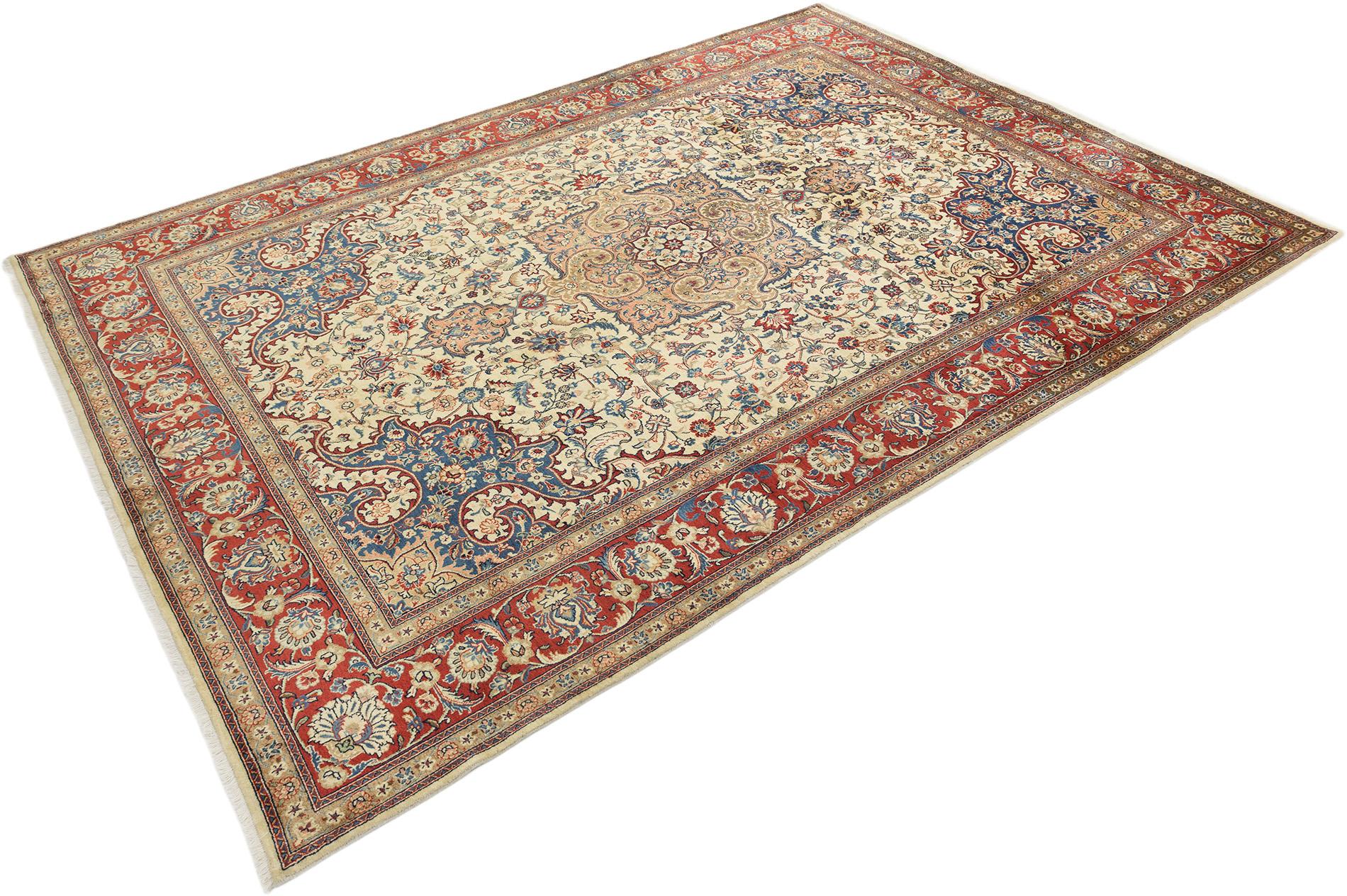 Handgeknüpfter persischer Sarough-Teppich, gewebt im Iran um 1970.

Dieser elegante Sarough zeigt ein klassisches zentrales Medaillonmuster auf einem elfenbeinfarbenen Feld, das von fein detaillierten Blumenmotiven und Arabeskenmustern umgeben ist.