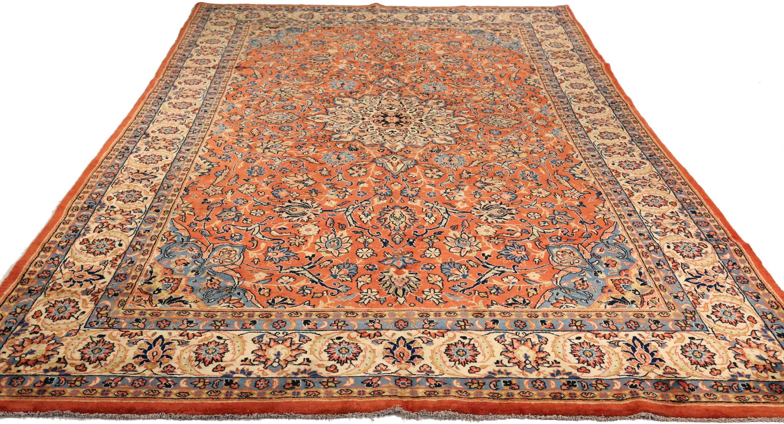 Entdecken Sie die Eleganz des persischen Sarouk mit Teppichen von Circa 1910. Dieses exklusive Design aus Wolle und Blau-Elfenbein-Rot ist perfekt, um Ihren Raum zu verschönern.