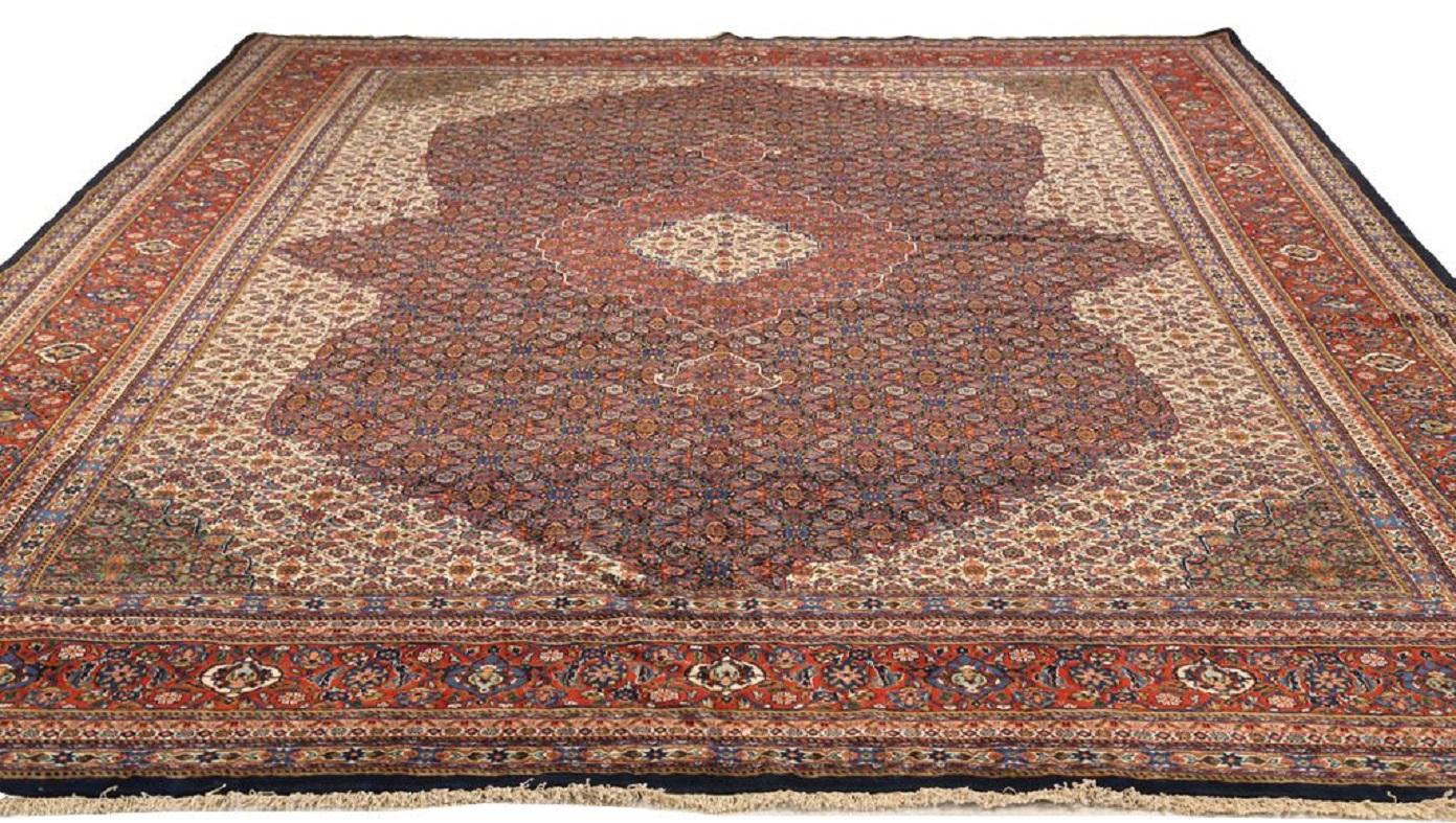 Scopri l'eleganza del Sarouk persiano con i tappeti CIRCA del 1910. Progettato con lana e avorio e blu-rosso, questo design esclusivo è perfetto per valorizzare il tuo spazio.