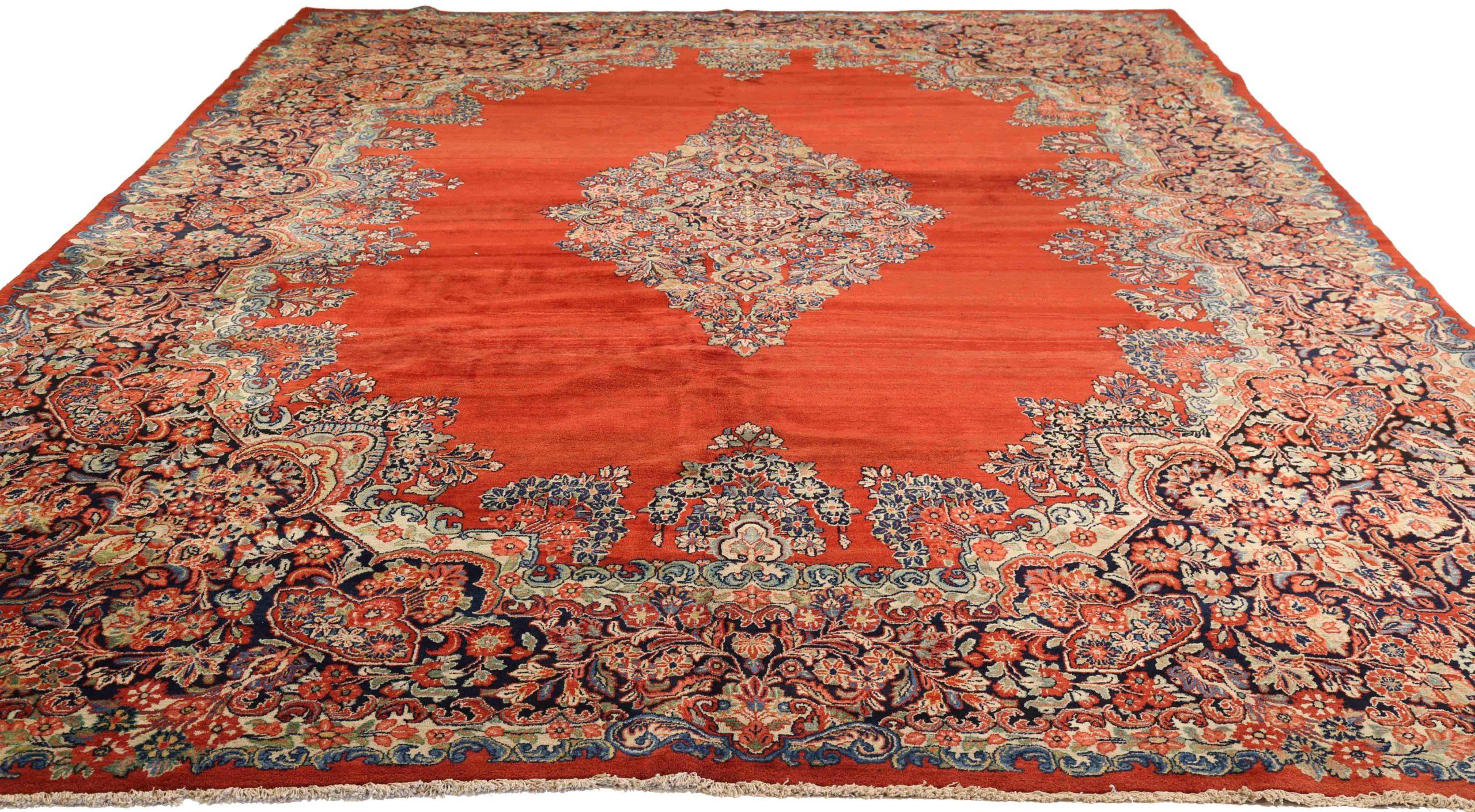 Entdecken Sie die Eleganz des persischen Sarouk mit Teppichen von Circa 1940. Dieses exklusive Design aus Wolle und ElfenbeinMarineblauRot ist perfekt, um Ihren Raum zu verschönern.