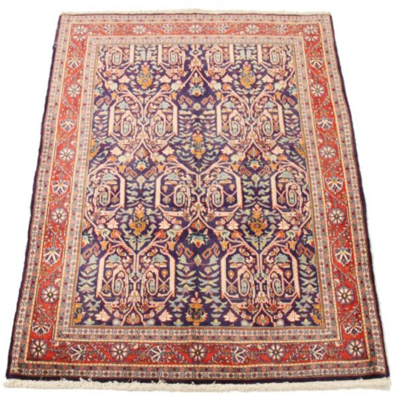 Entdecken Sie die Eleganz des persischen Sarouk mit Teppichen von Circa 1990. Dieses exklusive Design, das mit viel Liebe zum Detail entworfen wurde, ist perfekt, um Ihren Raum zu verschönern.