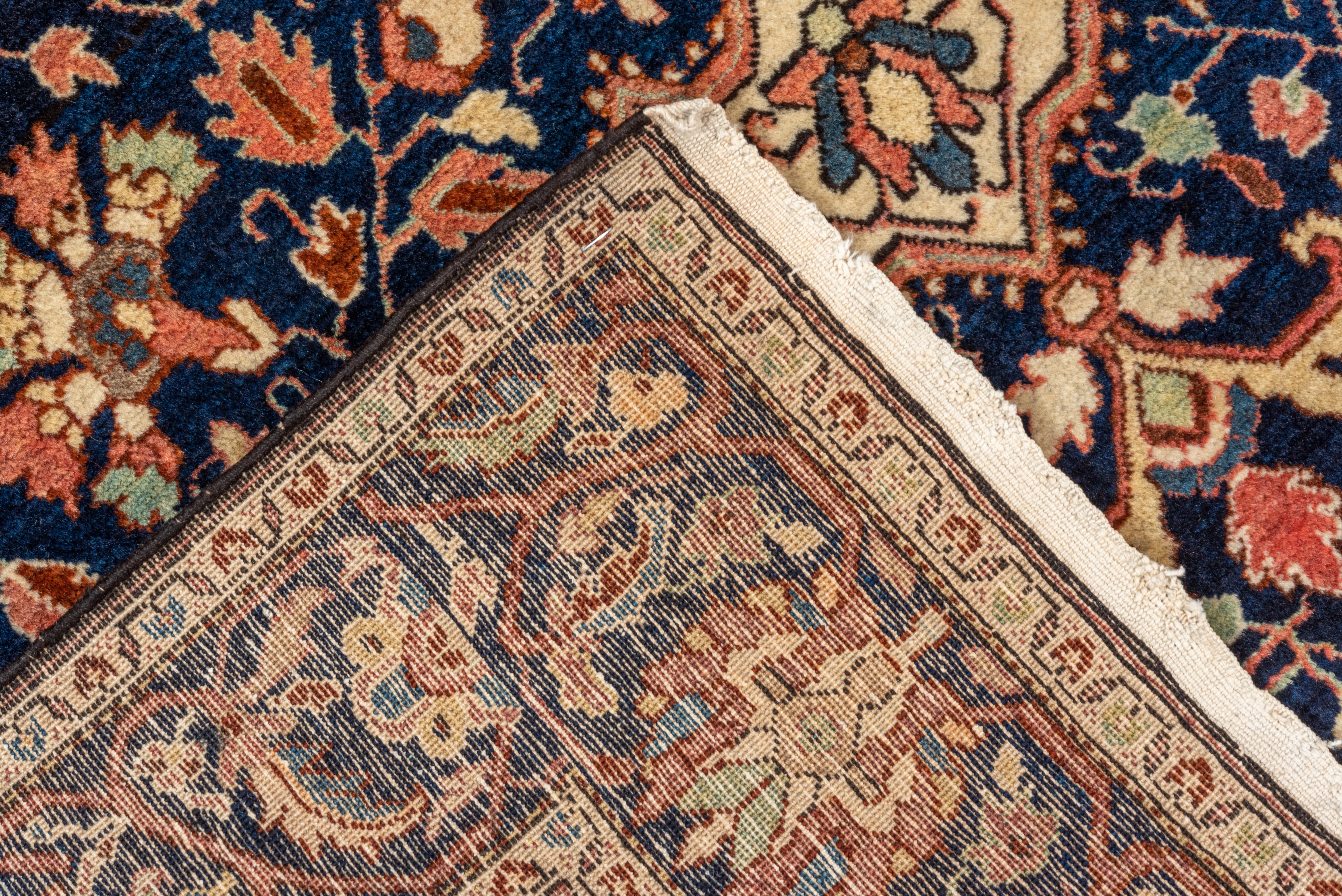 Persischer Sarouk Medaillon-Teppich in der Mitte im Zustand „Gut“ im Angebot in New York, NY