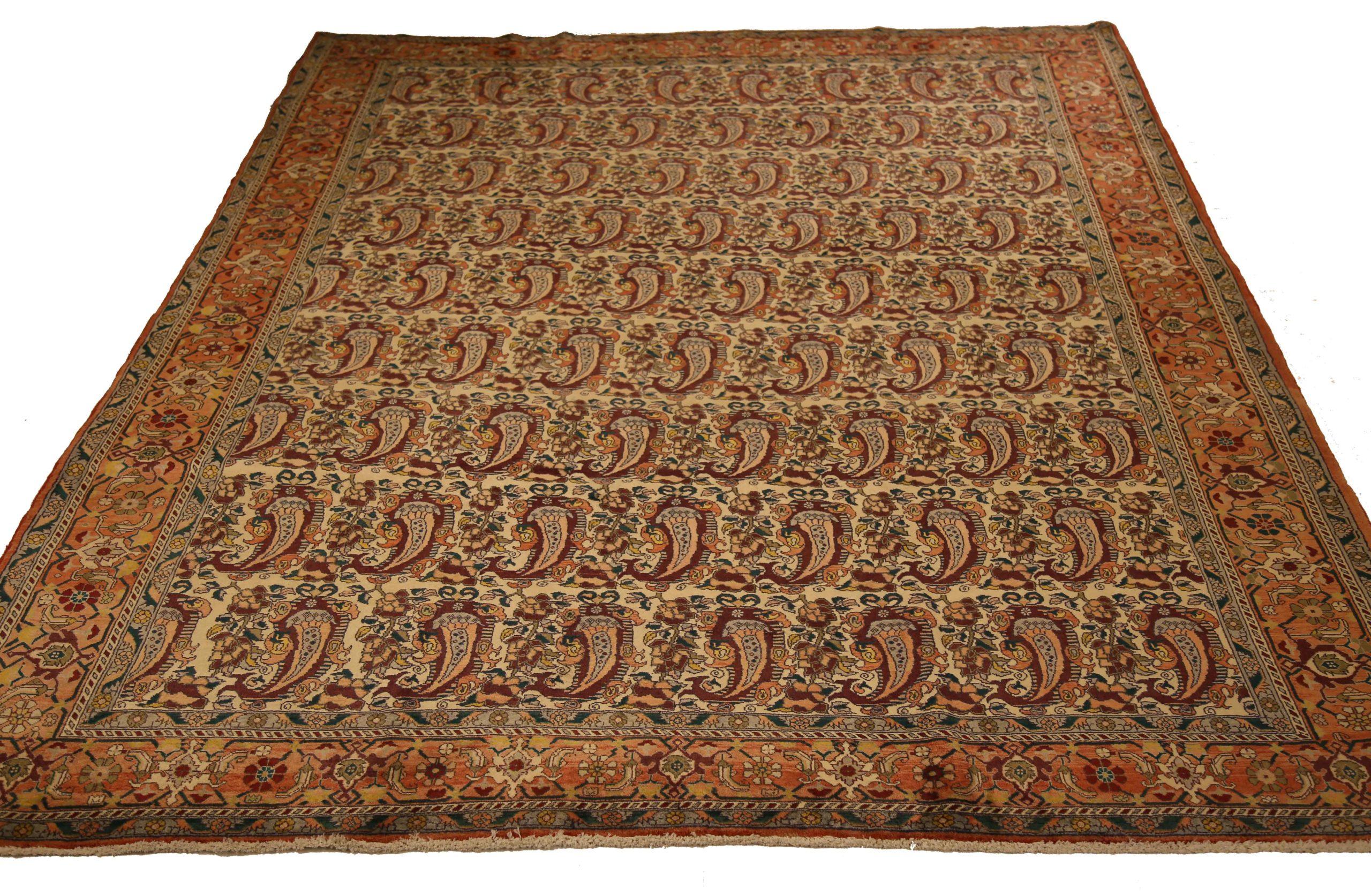 Scopri l'eleganza del Sarouk persiano, caratterizzato da una splendida lavorazione artigianale del 1880 circa. Progettato con una meticolosa attenzione ai dettagli, questo design esclusivo è perfetto per valorizzare il tuo spazio.