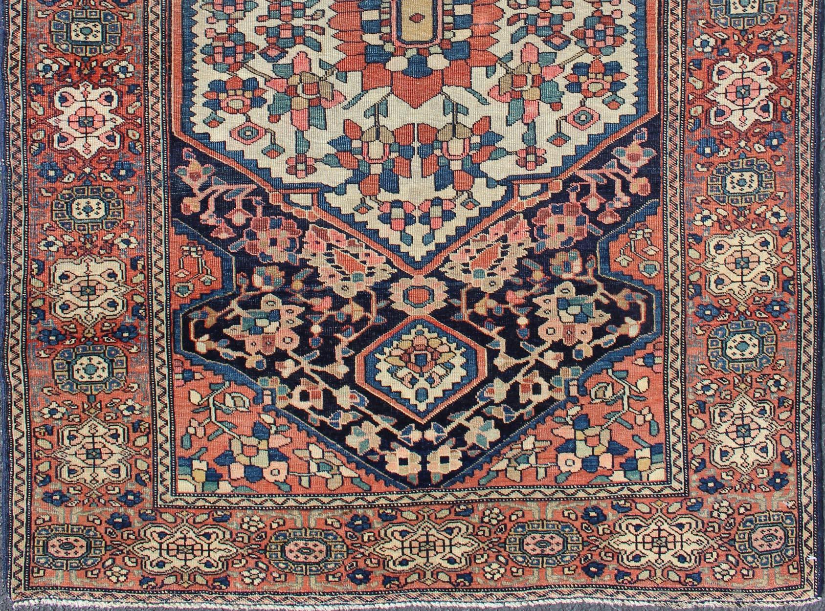 Persian Sarouk Faraghan Small Rug with Medallion Design Antique For Sale 6