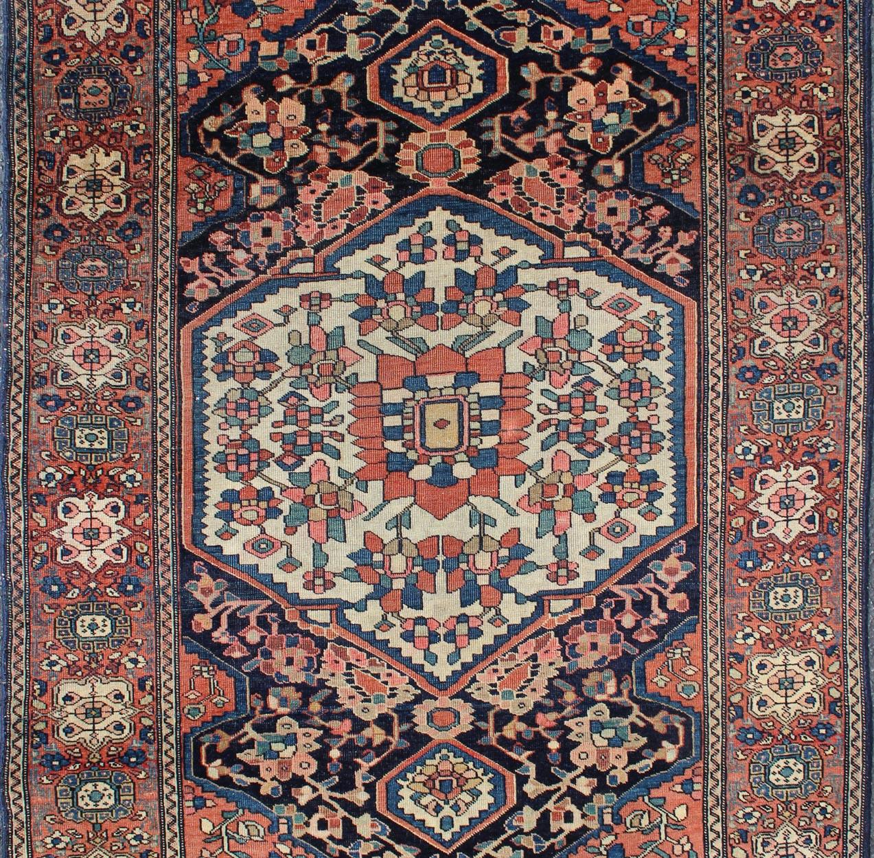 Antique Persian Sarouk Farahan rug with Floral Medallion design, rug 10-81112, country of origin / type: Iran / Sarouk-Ferahan, circa 1890

This fine Ferahan-Sarouk carpet form the late 19th century boasts an impressive multi-layered central