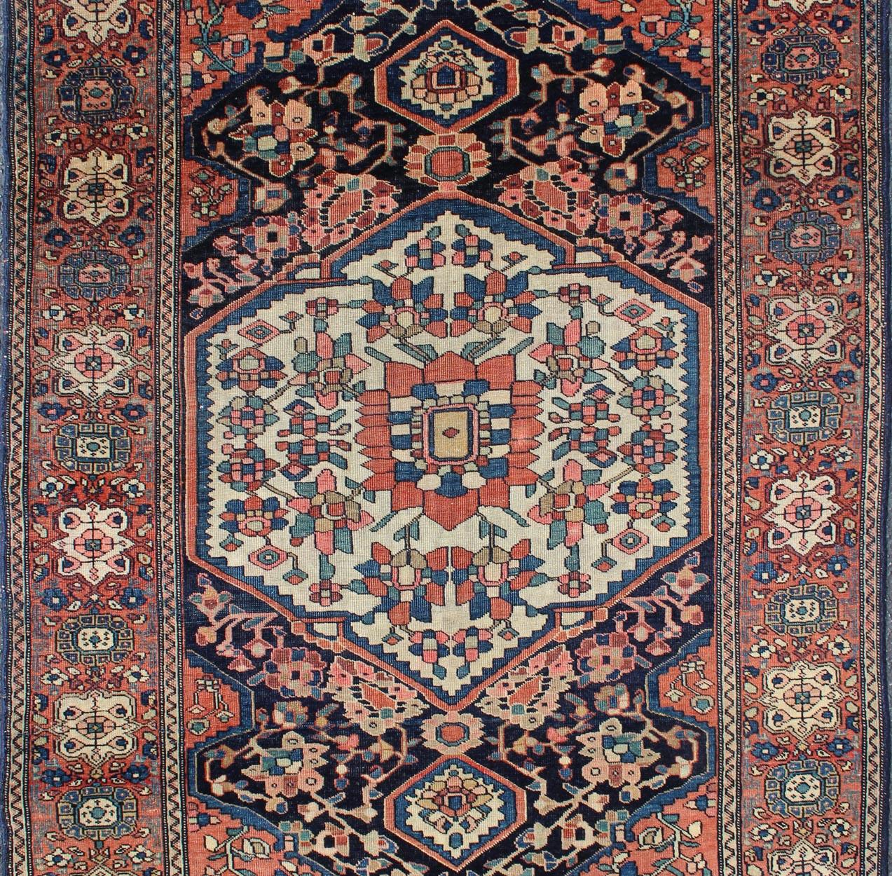 Maße: 3'6 x 4'9.
Persischer Sarouk Faraghan Kleiner Teppich mit Medaillon Design Antique 3'6 