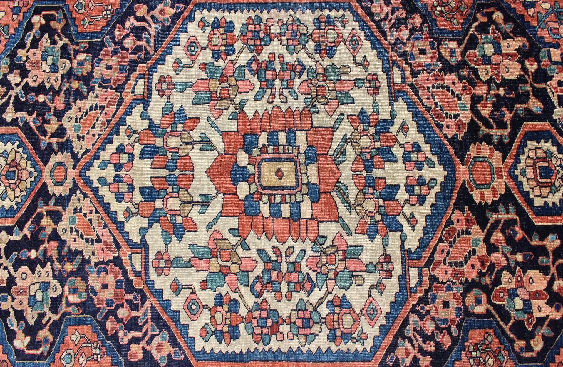Persian Sarouk Faraghan Small Rug with Medallion Design Antique In Good Condition For Sale In Atlanta, GA
