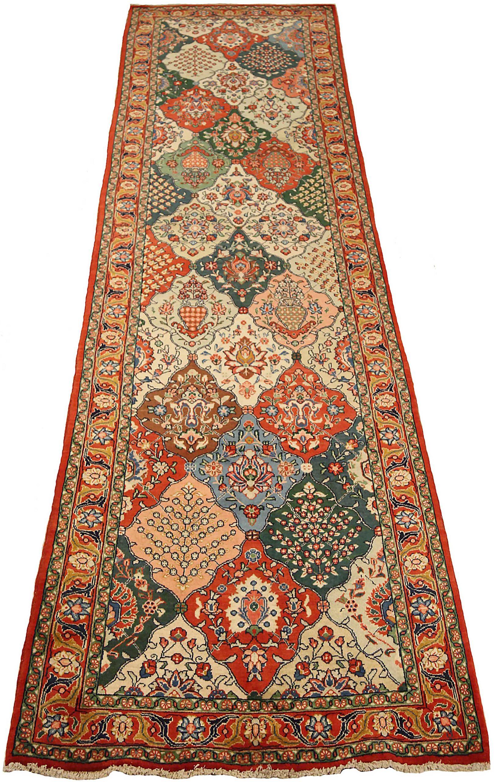 Entdecken Sie die Eleganz des persischen Sarouk mit dem Läufer von CIRCA 1910. Dieses exklusive Design aus Wolle und GreenIvoryRed ist perfekt, um Ihren Raum zu verschönern.