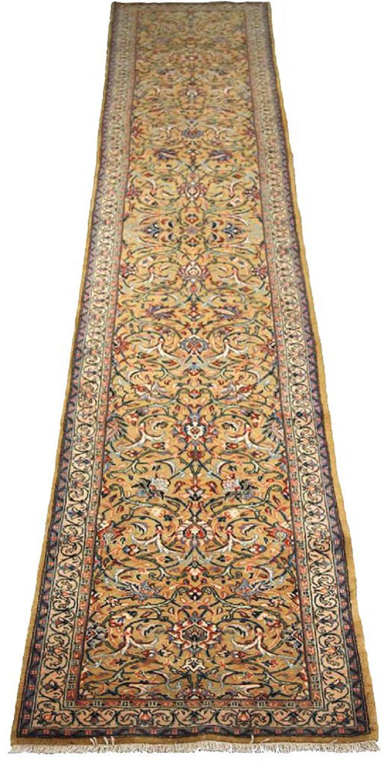 Entdecken Sie die Eleganz des persischen Sarouk mit dem Läufer von CIRCA 1940. Dieses exklusive Design aus Wolle und ElfenbeinMarineblauGelb ist perfekt, um Ihren Raum zu verschönern.