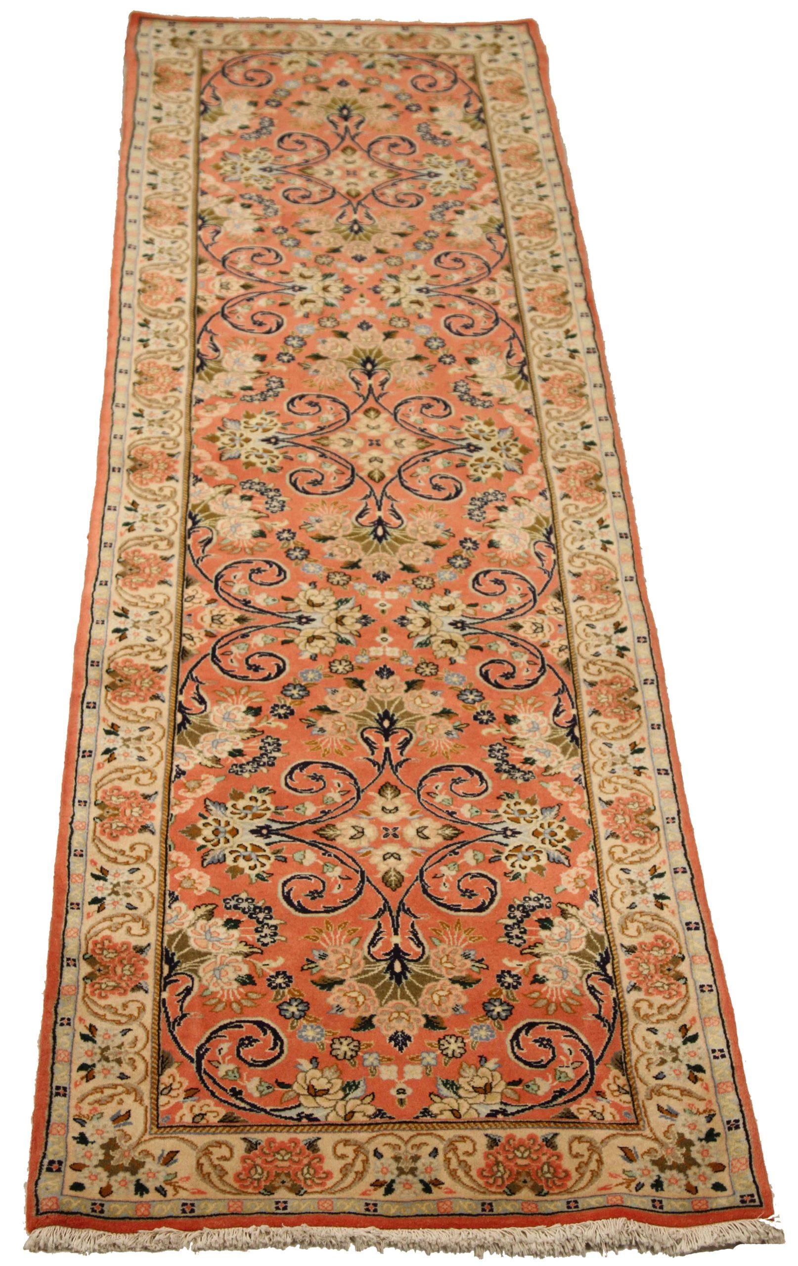 Scopri l'eleganza del tappeto persiano Sarouk, caratterizzato da Runner Rug di CIRCA 1990. Progettato con una meticolosa attenzione ai dettagli, questo design esclusivo è perfetto per valorizzare il tuo spazio.