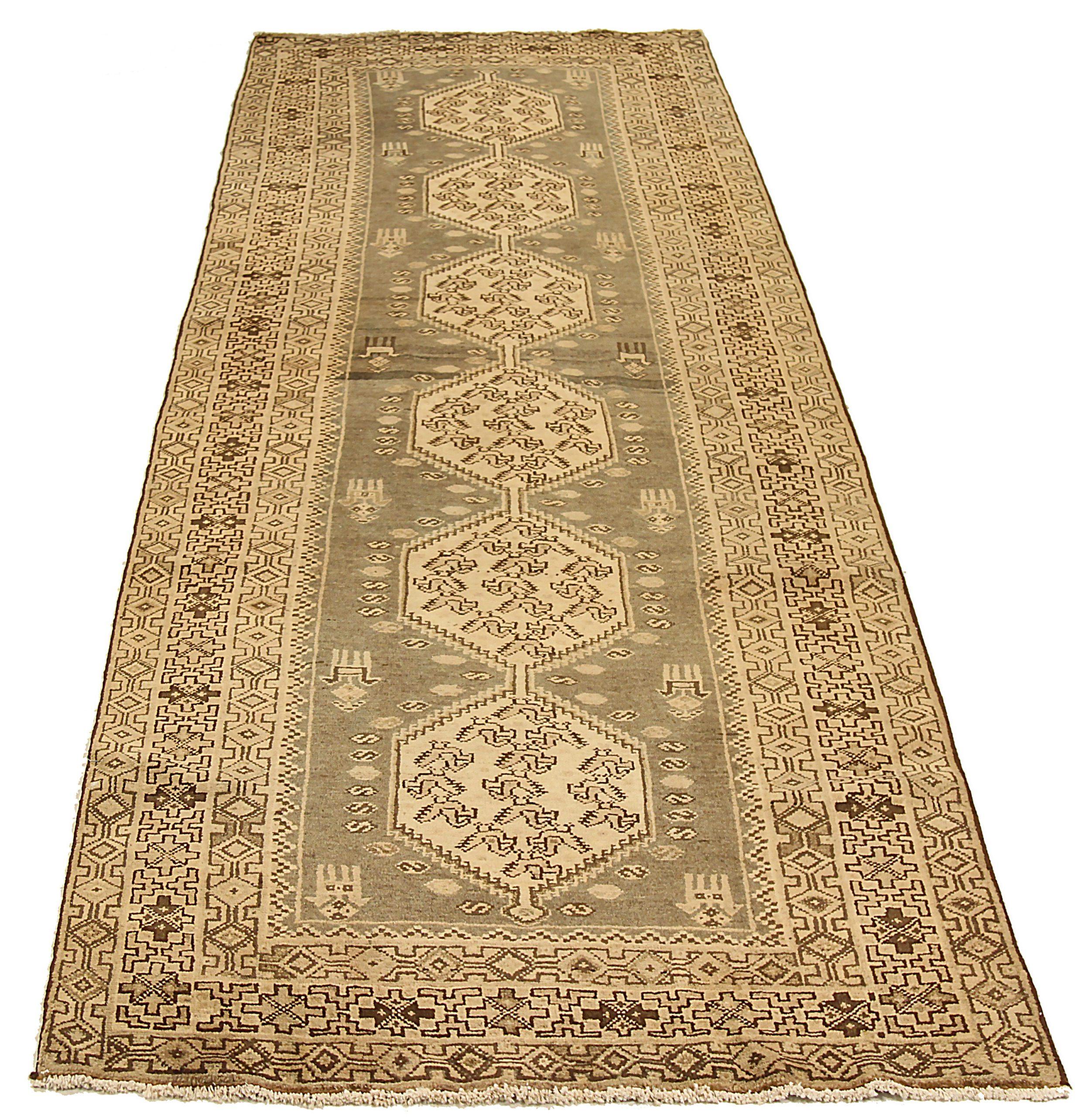 Entdecken Sie die Eleganz der persischen Saveh-Teppiche aus der Zeit um 1880. Dieses exklusive Design, das mit viel Liebe zum Detail entworfen wurde, ist perfekt, um Ihren Raum zu verschönern.