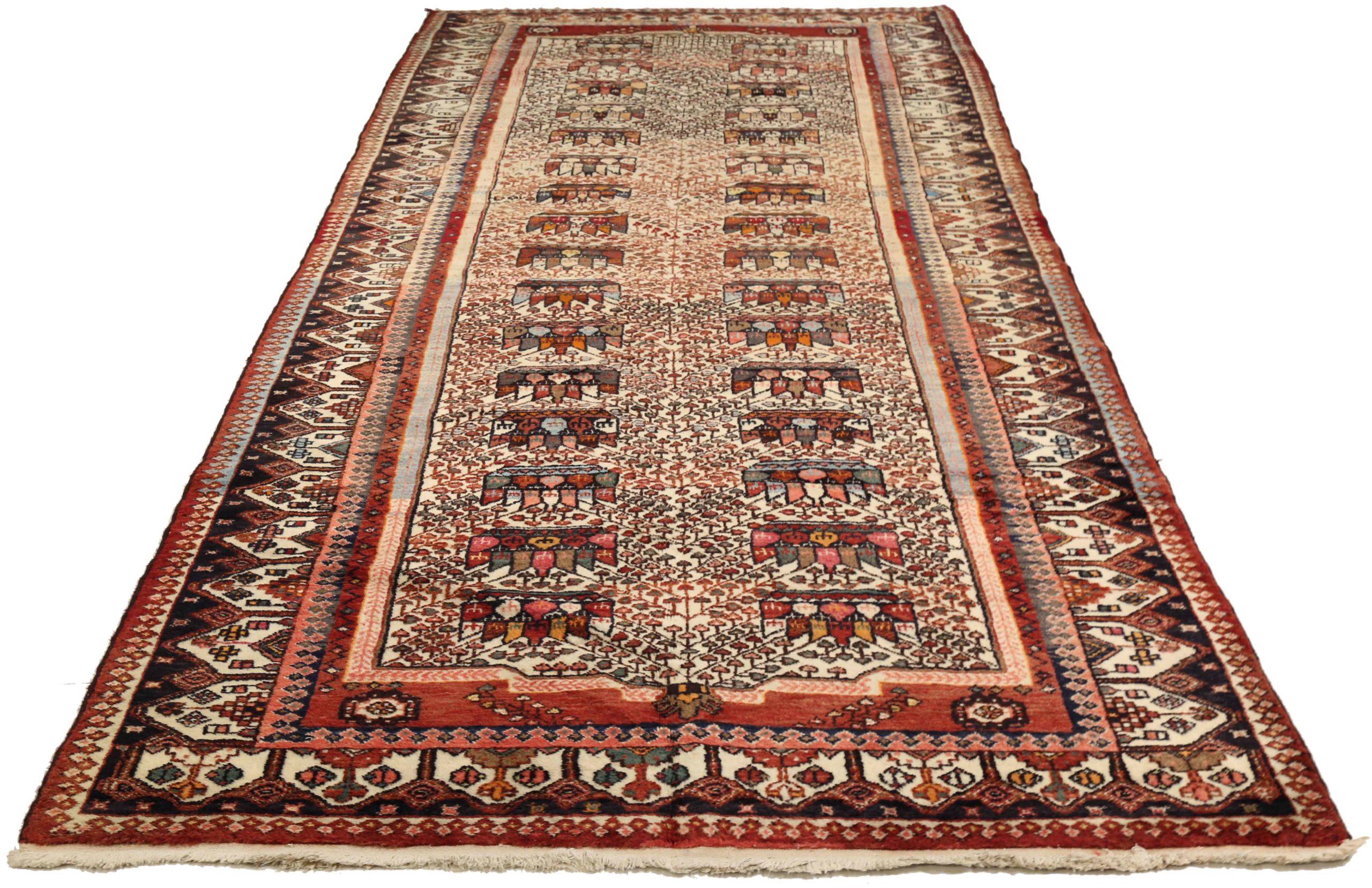 Entdecken Sie die Eleganz der persischen Saveh-Teppiche aus der Zeit um 1880. Dieses exklusive Design aus Wolle und Braun-Elfenbein-Rot ist perfekt, um Ihren Raum zu verschönern.