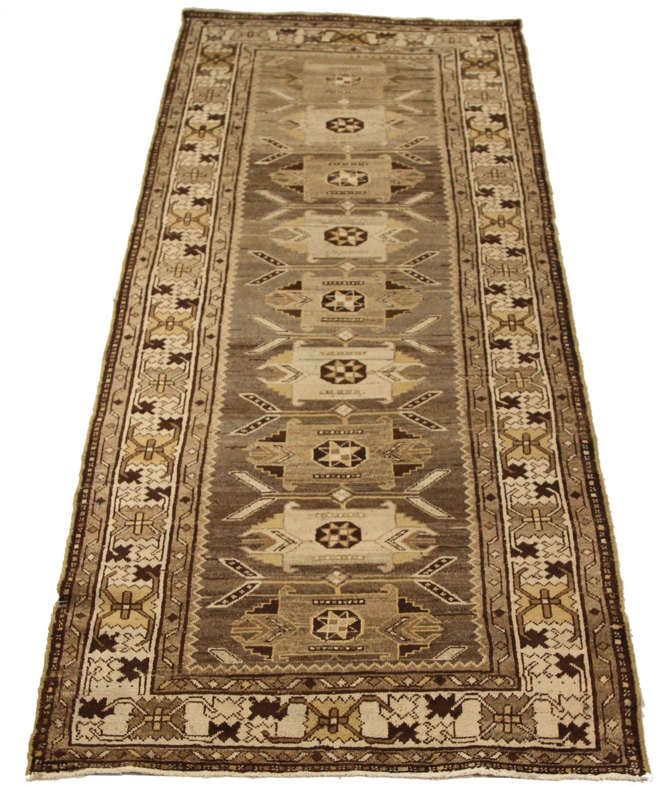 Scopri l'eleganza dei tappeti persiani Saveh. Progettato con una meticolosa attenzione ai dettagli, questo design esclusivo è perfetto per valorizzare il tuo spazio.