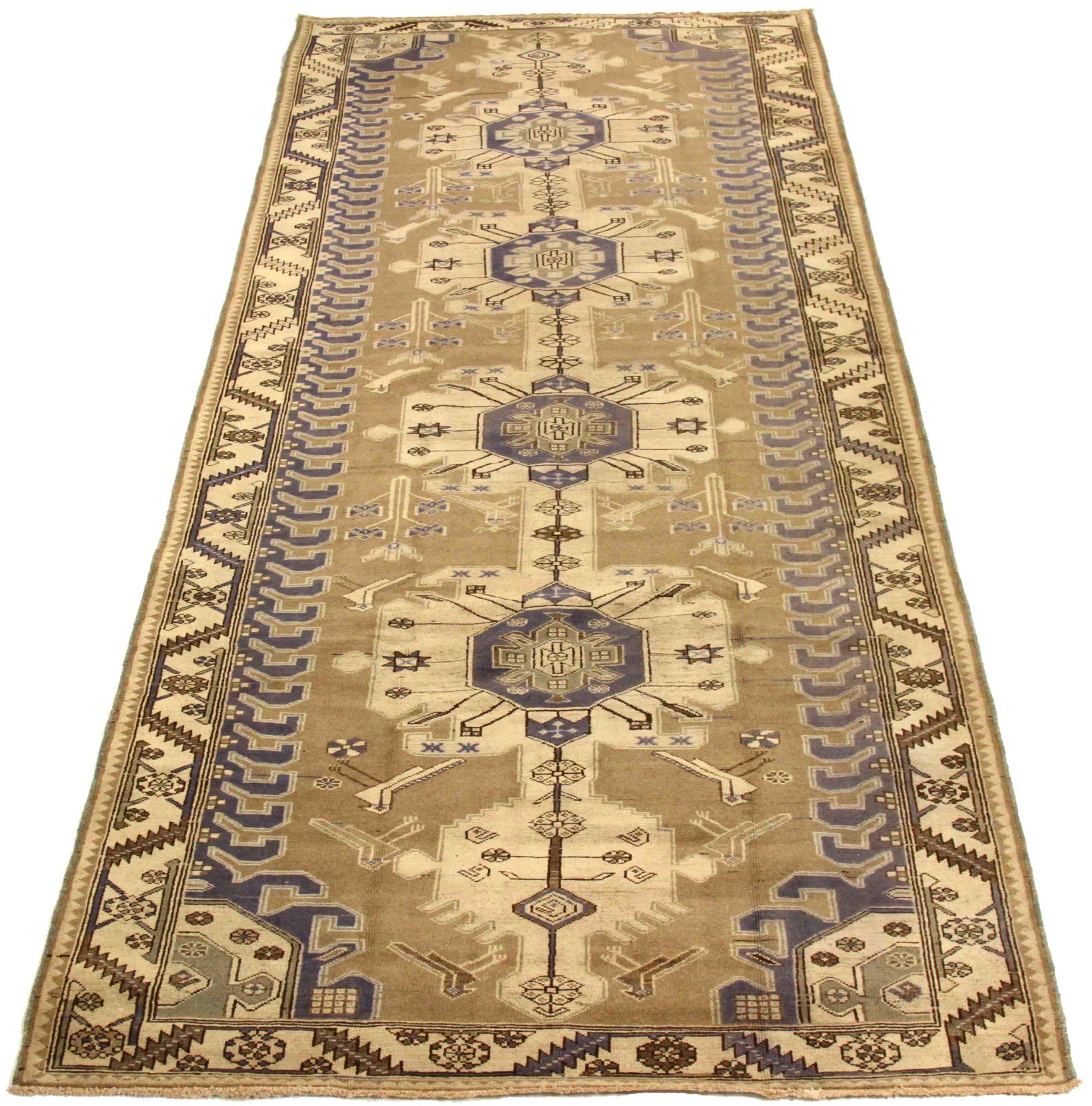 Entdecken Sie die Eleganz der persischen Saveh-Teppiche aus der Zeit um 1880. Dieses exklusive Design aus Wolle und BlueBrownIvoryTaupe ist perfekt, um Ihren Raum zu verschönern.