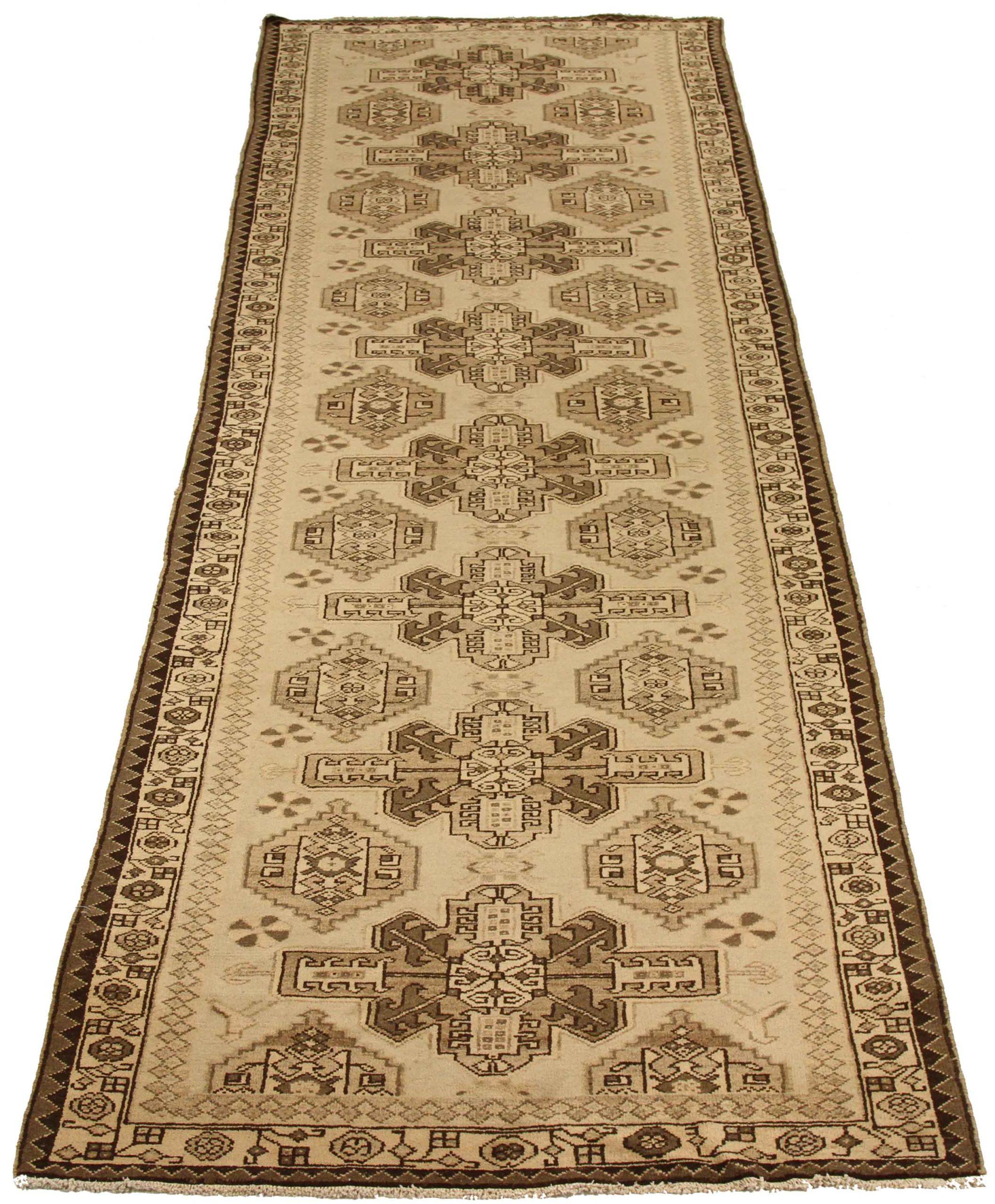 Entdecken Sie die Eleganz des persischen Saveh mit dem Läufer von CIRCA 1880. Dieses exklusive Design, das mit viel Liebe zum Detail entworfen wurde, ist perfekt, um Ihren Raum zu verschönern.