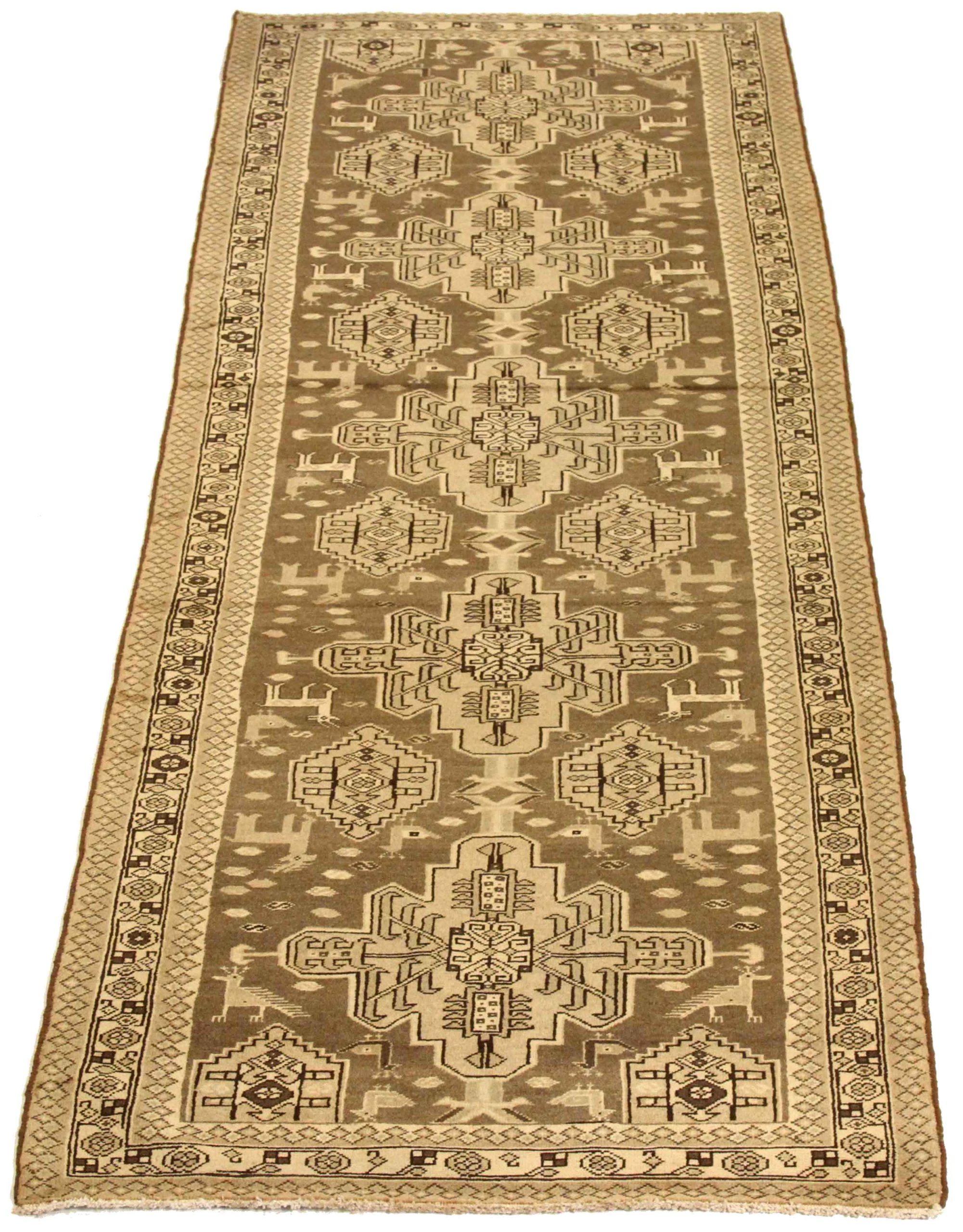 Entdecken Sie die Eleganz des persischen Saveh mit dem Läufer von CIRCA 1880. Dieses exklusive Design aus Wolle und Braun-Elfenbein ist perfekt, um Ihren Raum zu verschönern.