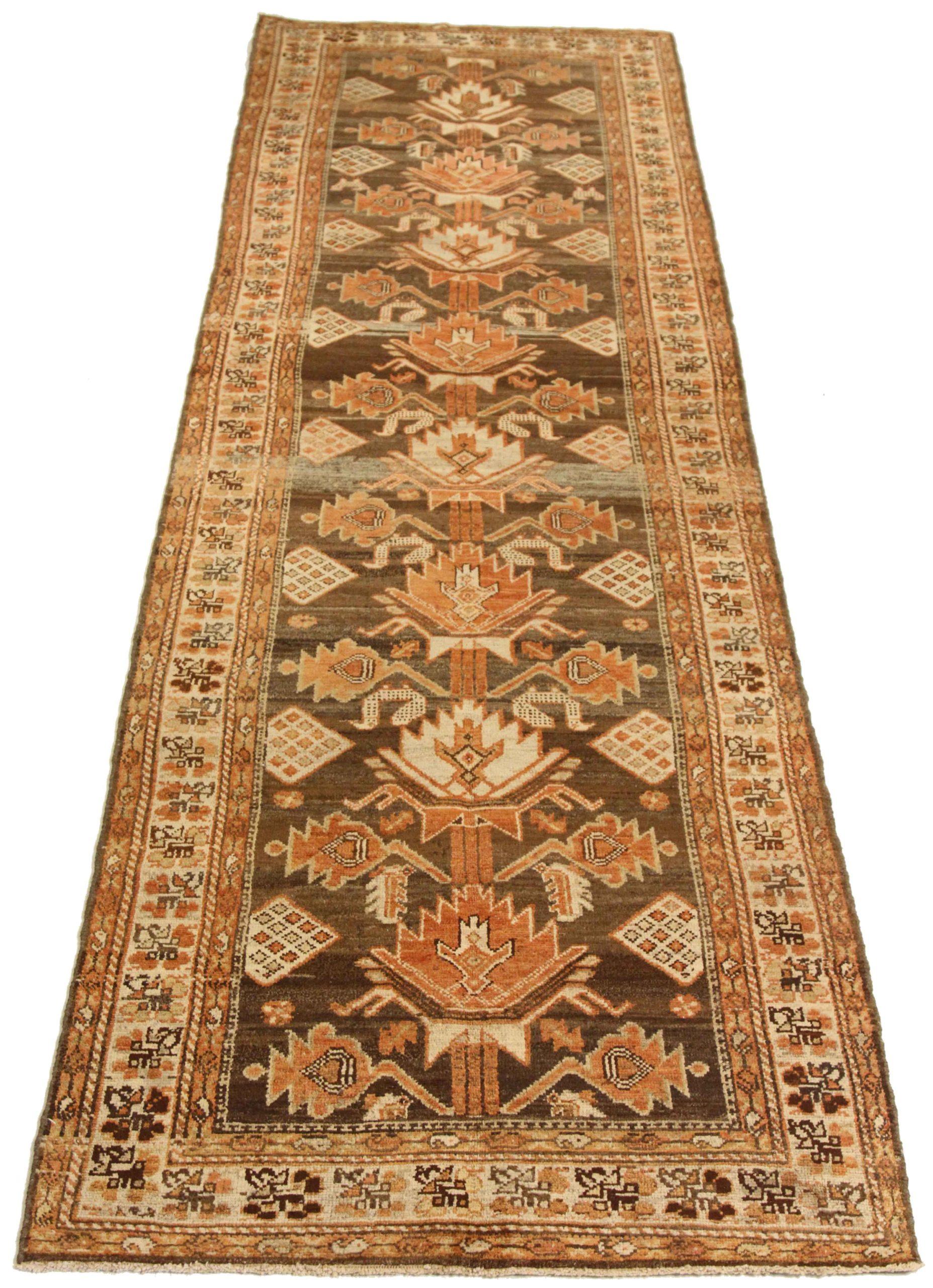 Entdecken Sie die Eleganz des persischen Saveh mit dem Läufer von CIRCA 1880. Dieses exklusive Design aus Wolle und Braun-Elfenbein-Rot ist perfekt, um Ihren Raum zu verschönern.