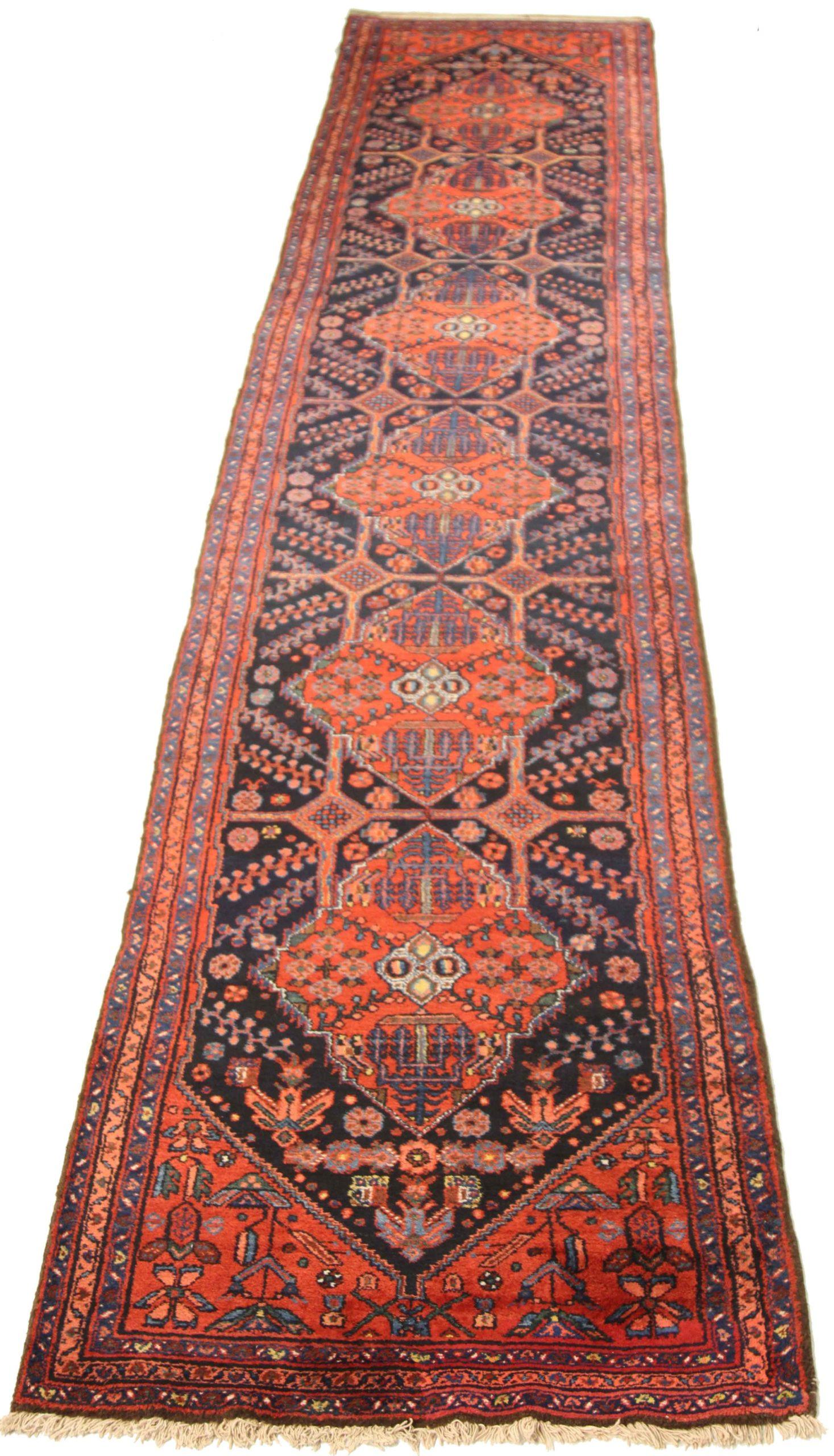 Entdecken Sie die Eleganz des persischen Saveh mit dem Läufer von CIRCA 1880. Dieses exklusive Design aus Wolle und Marineblau-Rot ist perfekt, um Ihren Raum zu verschönern.