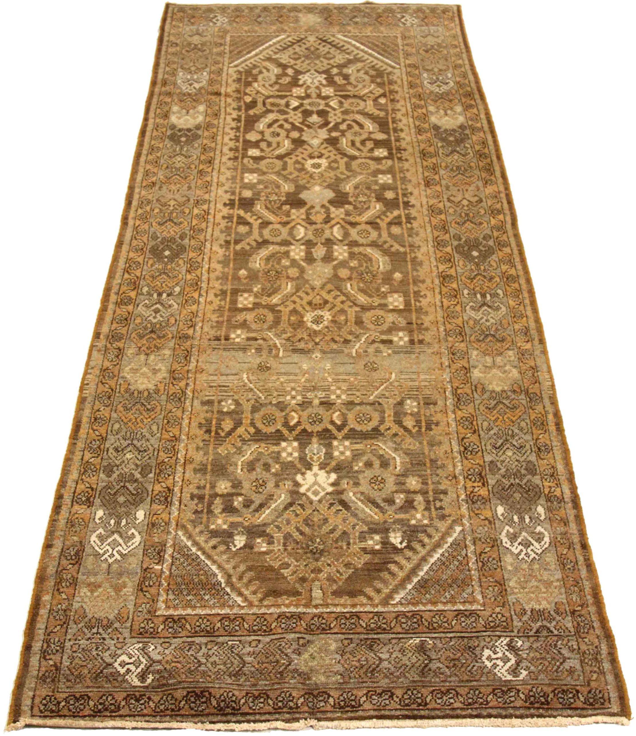 Entdecken Sie die Eleganz des persischen Saveh mit dem Läufer von CIRCA 1880. Dieses exklusive Design aus Wolle und Braun-Elfenbein ist perfekt, um Ihren Raum zu verschönern.