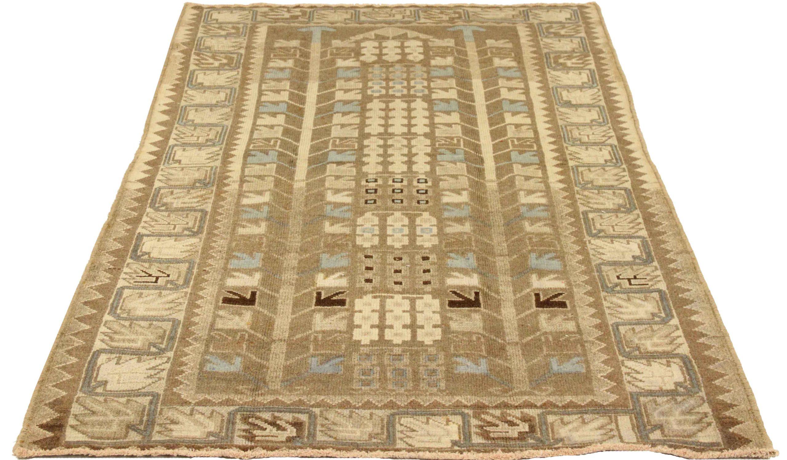 Entdecken Sie die Eleganz des persischen Saveh mit dem kleinen Teppich von CIRCA 1880. Dieses exklusive Design aus Wolle und BlueIvoryTaupe ist perfekt, um Ihren Raum zu verschönern.