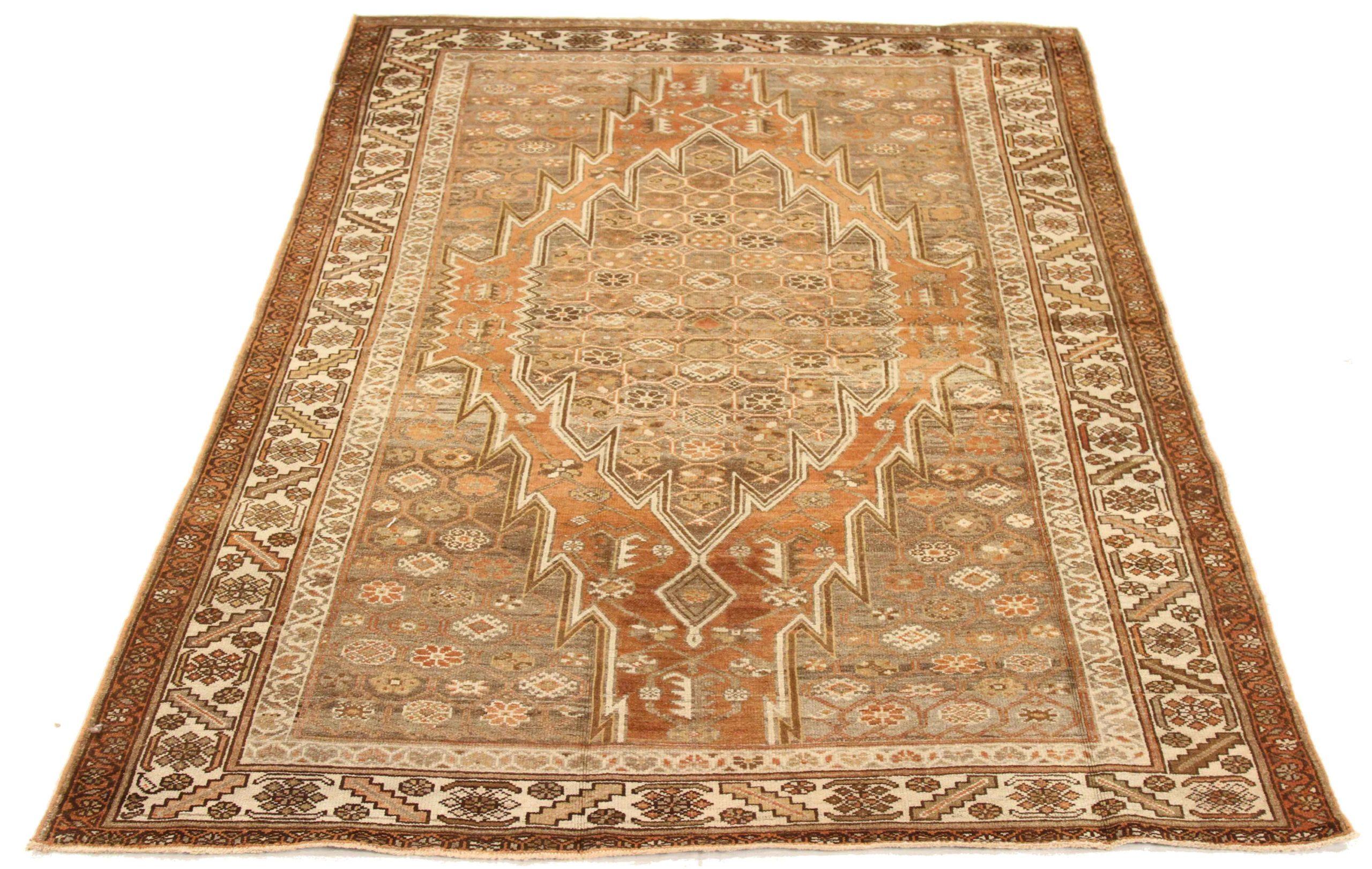 Entdecken Sie die Eleganz des persischen Saveh mit dem kleinen Teppich von CIRCA 1880. Dieses exklusive Design aus Wolle und Braun-Elfenbein-Orange ist perfekt, um Ihren Raum zu verschönern.