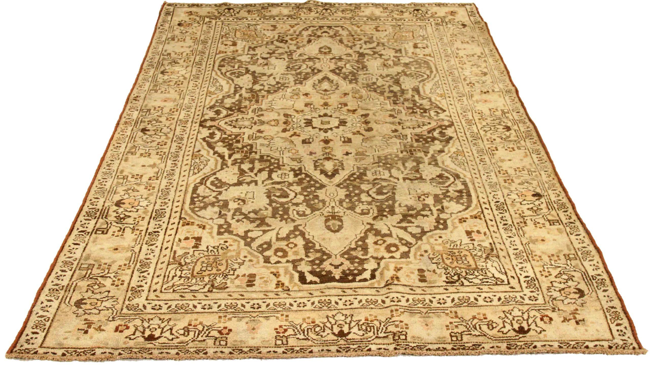Entdecken Sie die Eleganz des persischen Saveh mit dem kleinen Teppich von CIRCA 1910. Dieses exklusive Design aus Wolle und Braun-Elfenbein ist perfekt, um Ihren Raum zu verschönern.