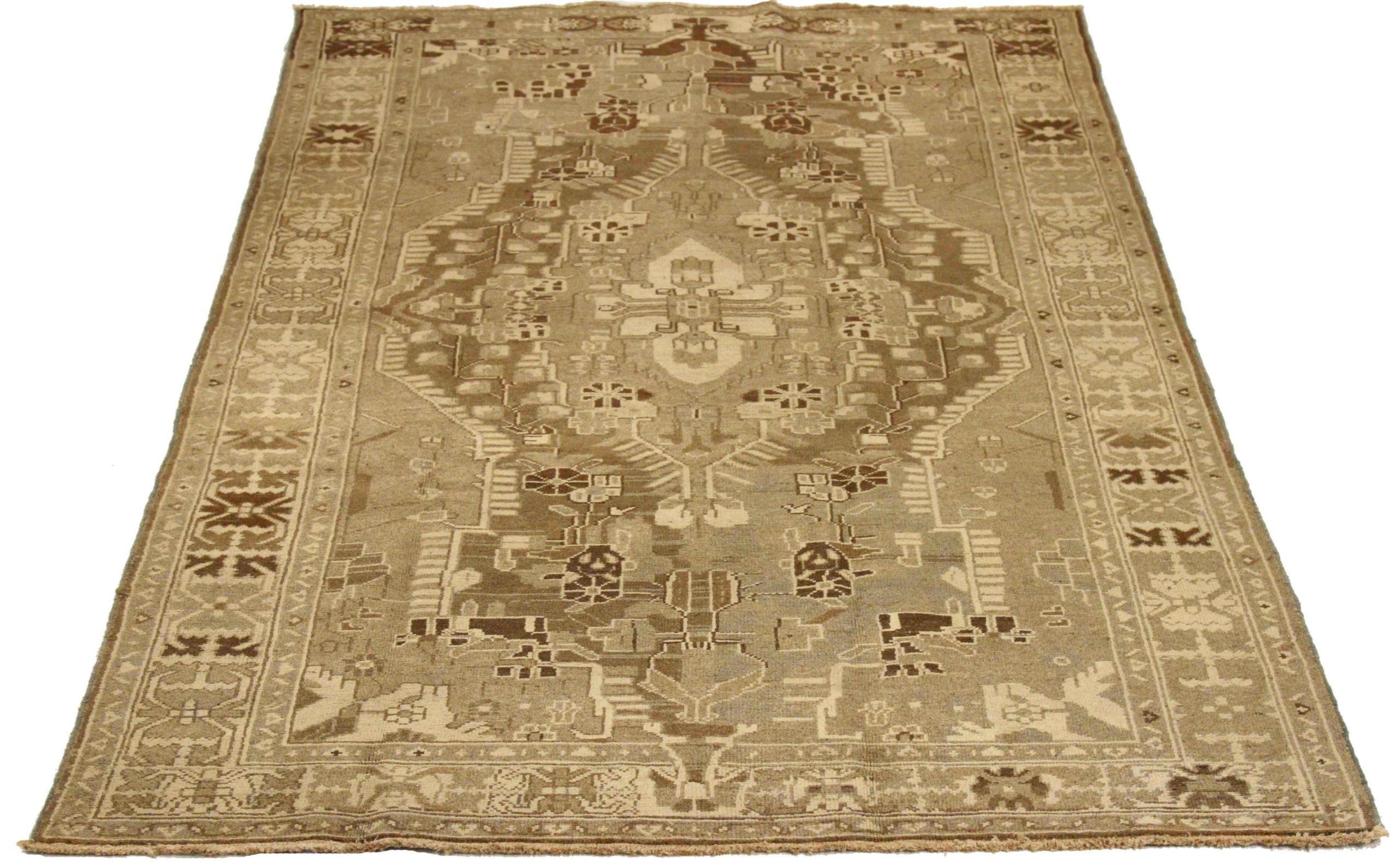 Scopri l'eleganza del Tappeto persiano Saveh di piccole dimensioni del 1880 circa. Progettato in lana e marrone-avorio, questo design esclusivo è perfetto per valorizzare il tuo spazio.
