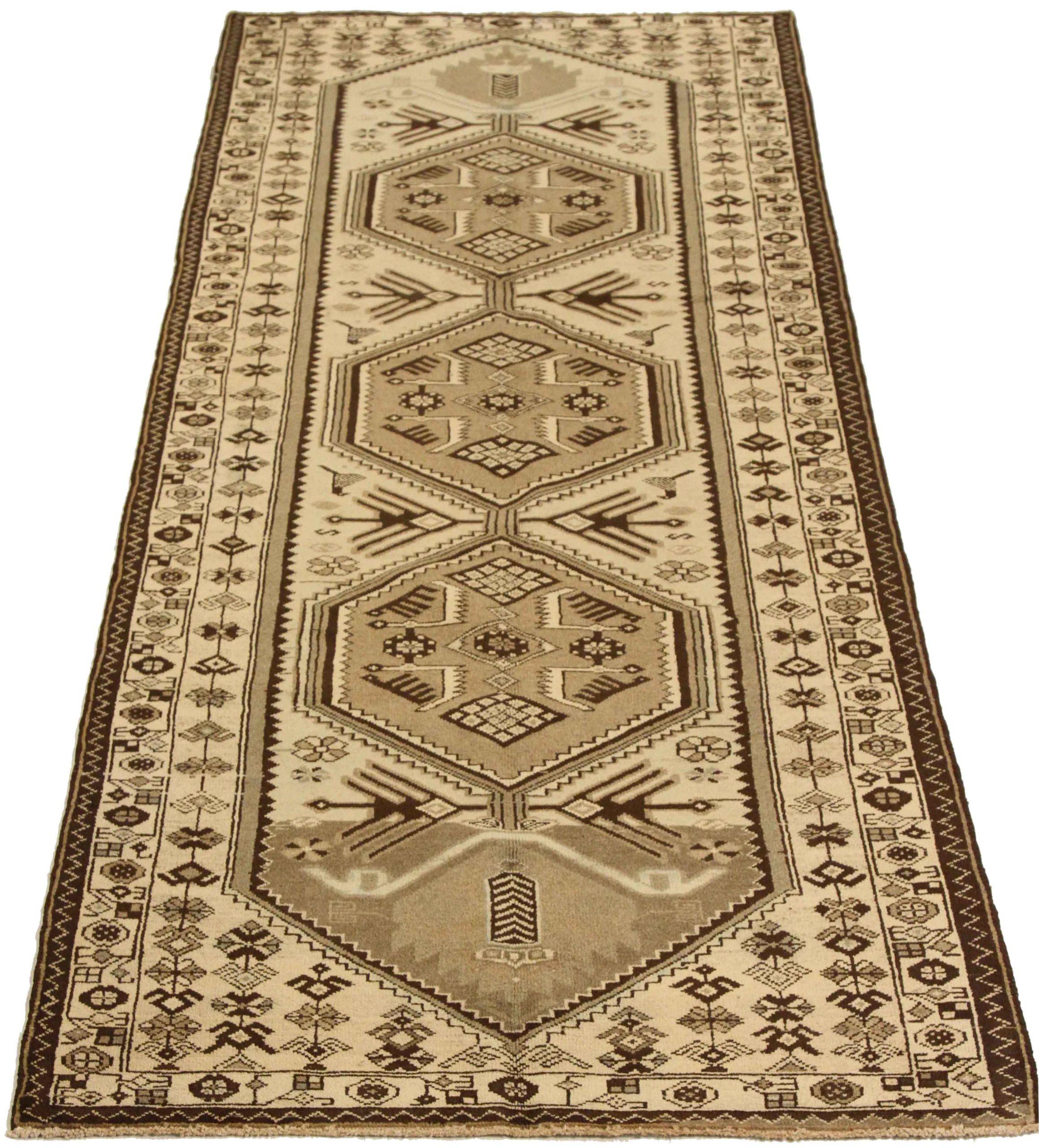 Scopri l'eleganza del Tappeto persiano Saveh di piccole dimensioni del 1880 circa. Progettato con lana e marrone-avorio-tortora, questo design esclusivo è perfetto per valorizzare il tuo spazio.