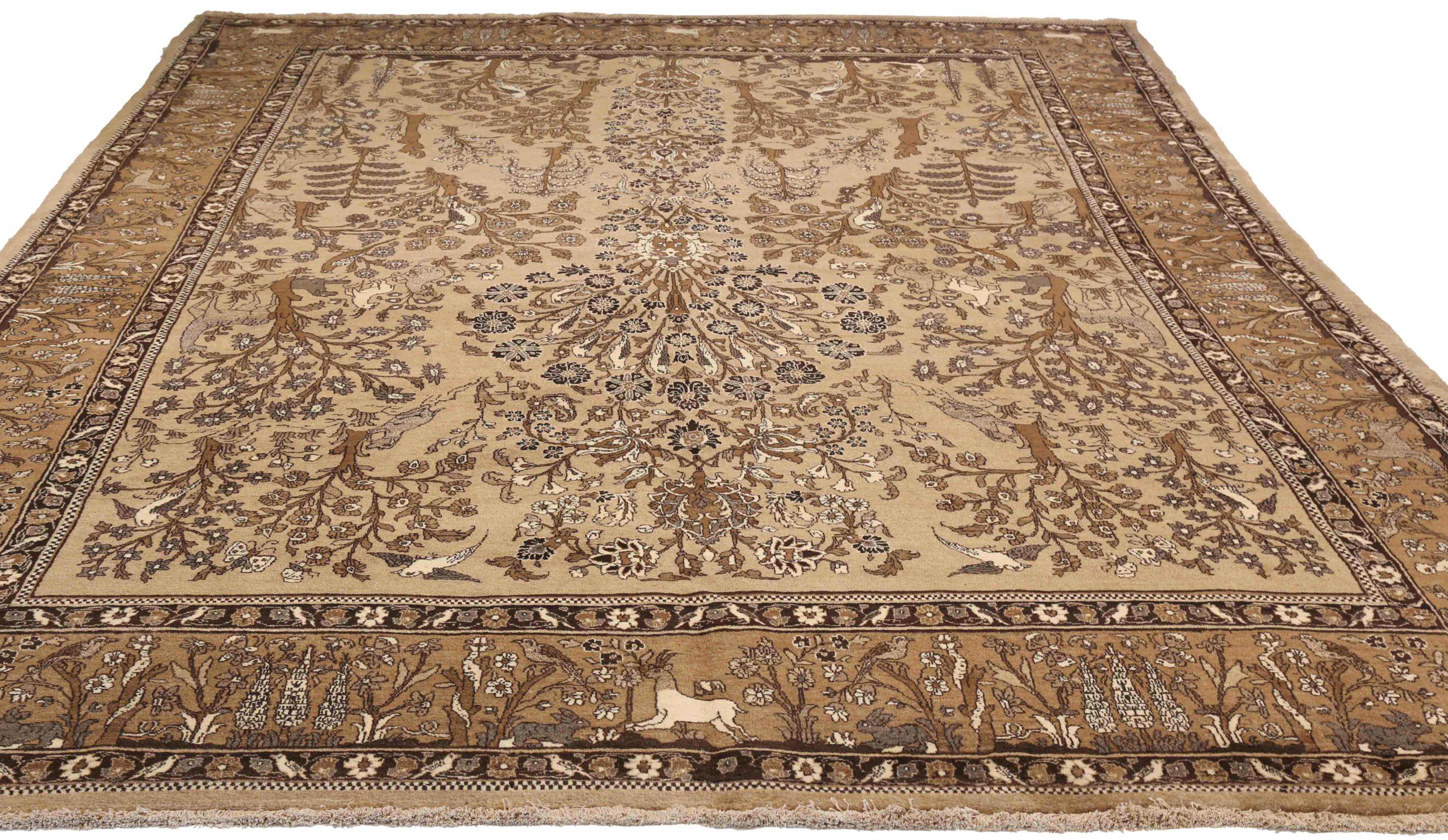 Entdecken Sie die Eleganz der persischen Semnan-Teppiche aus der Zeit um 1880. Dieses exklusive Design aus Wolle und Braun-Elfenbein-Taupe ist perfekt, um Ihren Raum zu verschönern.