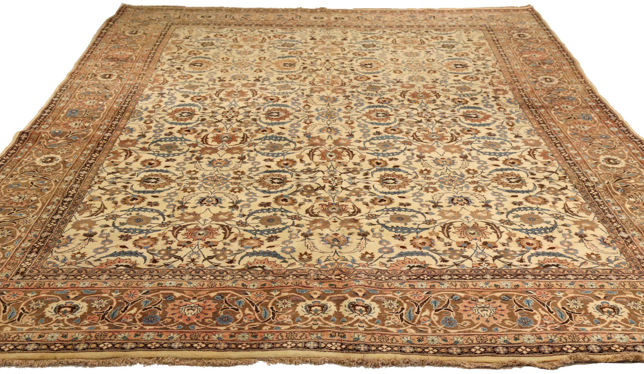 Scopri l'eleganza dei tappeti persiani Semnan, caratterizzati da tappeti d'area CIRCA 1910. Progettato con lana e blu-avorio-rosso, questo design esclusivo è perfetto per valorizzare il tuo spazio.
