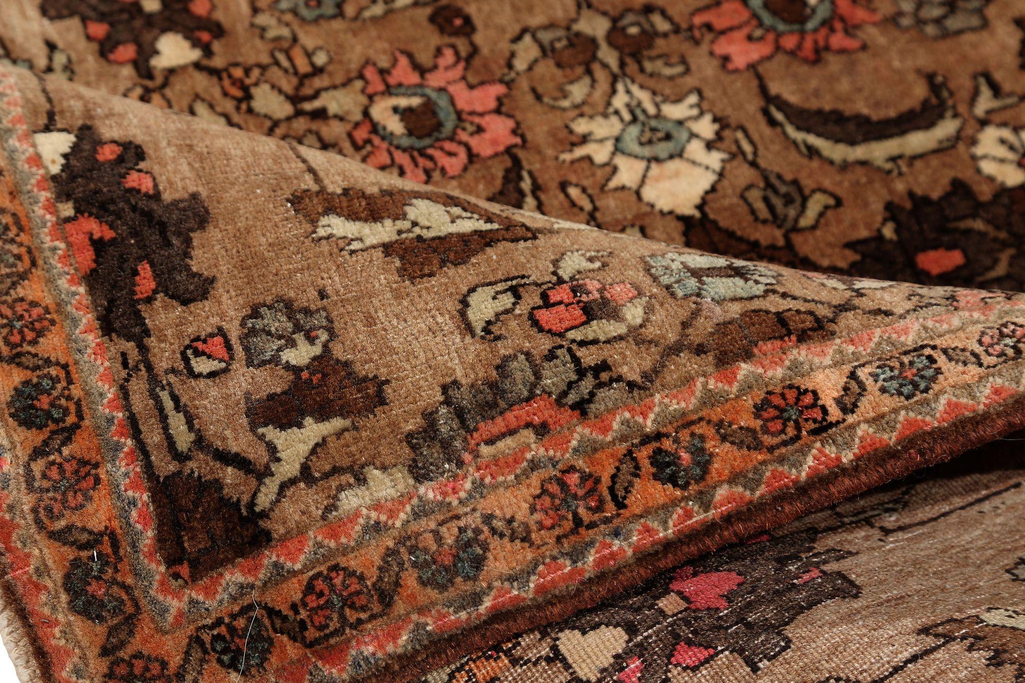 Entdecken Sie die Eleganz der persischen Semnan-Teppiche aus der Zeit um 1940. Dieses exklusive Design aus Wolle und BraunElfenbeinRotTaupe ist perfekt, um Ihren Raum zu verschönern.