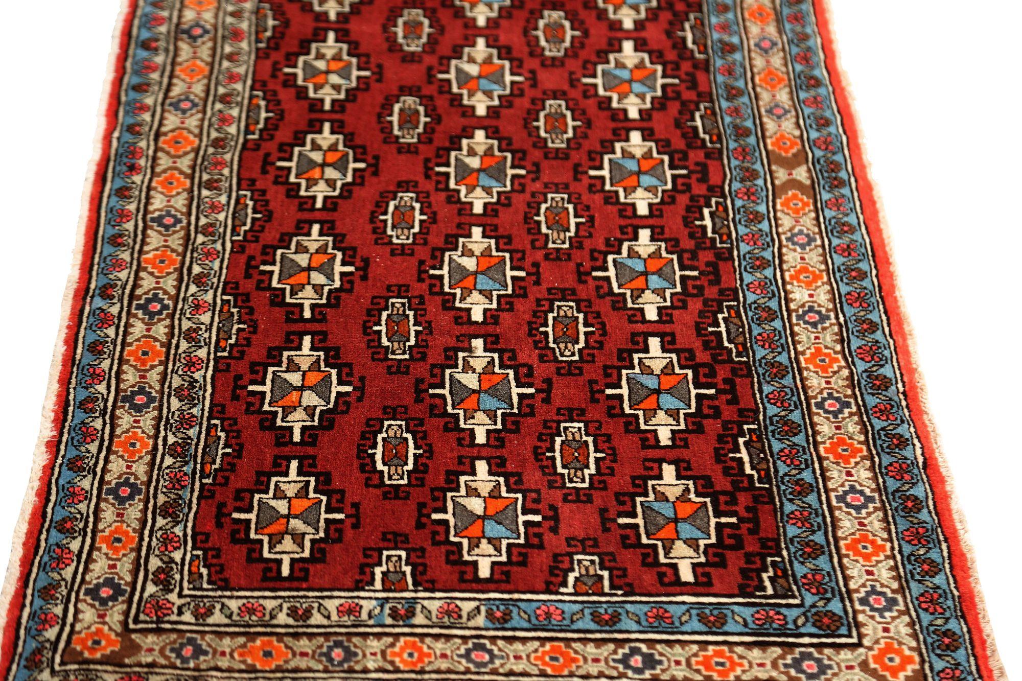 Entdecken Sie die Eleganz der persischen Semnan-Teppiche aus der Zeit um 1940. Dieses exklusive Design aus Wolle und OrangeRed ist perfekt, um Ihren Raum zu verschönern.