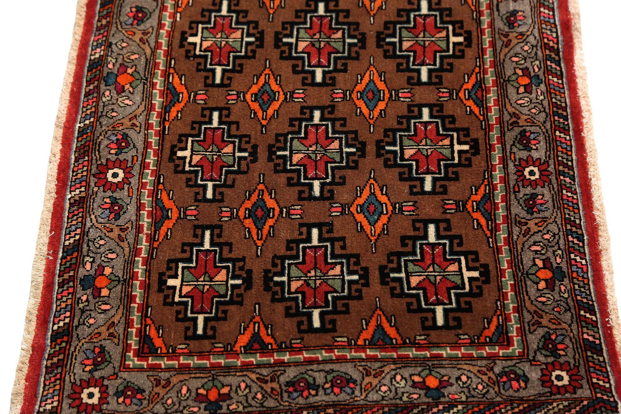 Entdecken Sie die Eleganz des persischen Semnan-Teppichs mit Läufer aus der Zeit um 1940. Dieses exklusive Design aus Wolle und Braun ist perfekt, um Ihren Raum zu verschönern.