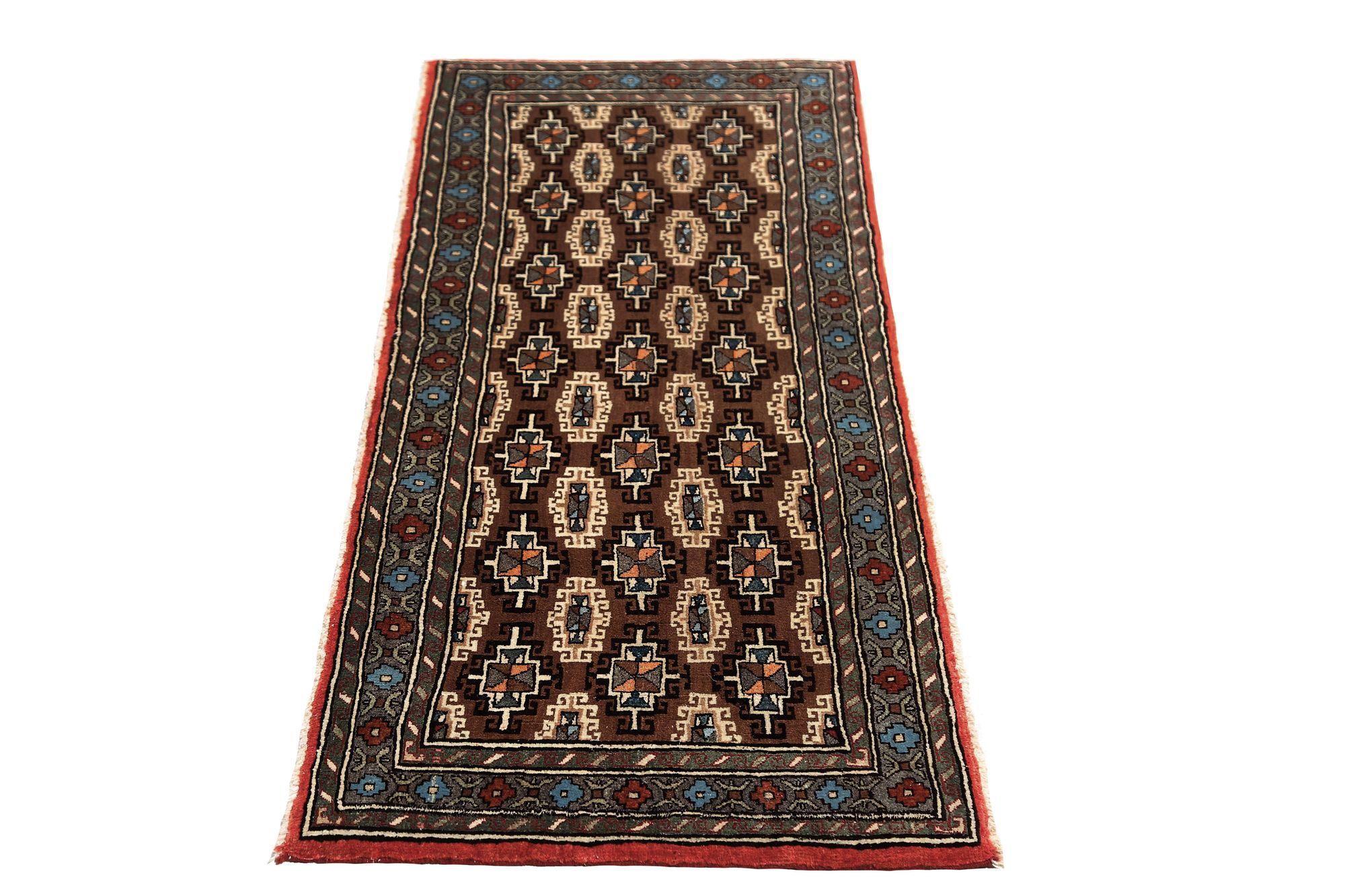 Entdecken Sie die Eleganz des persischen Semnan-Teppichs mit Läufer aus der Zeit um 1910. Dieses exklusive Design aus Wolle und Braun-Elfenbein ist perfekt, um Ihren Raum zu verschönern.