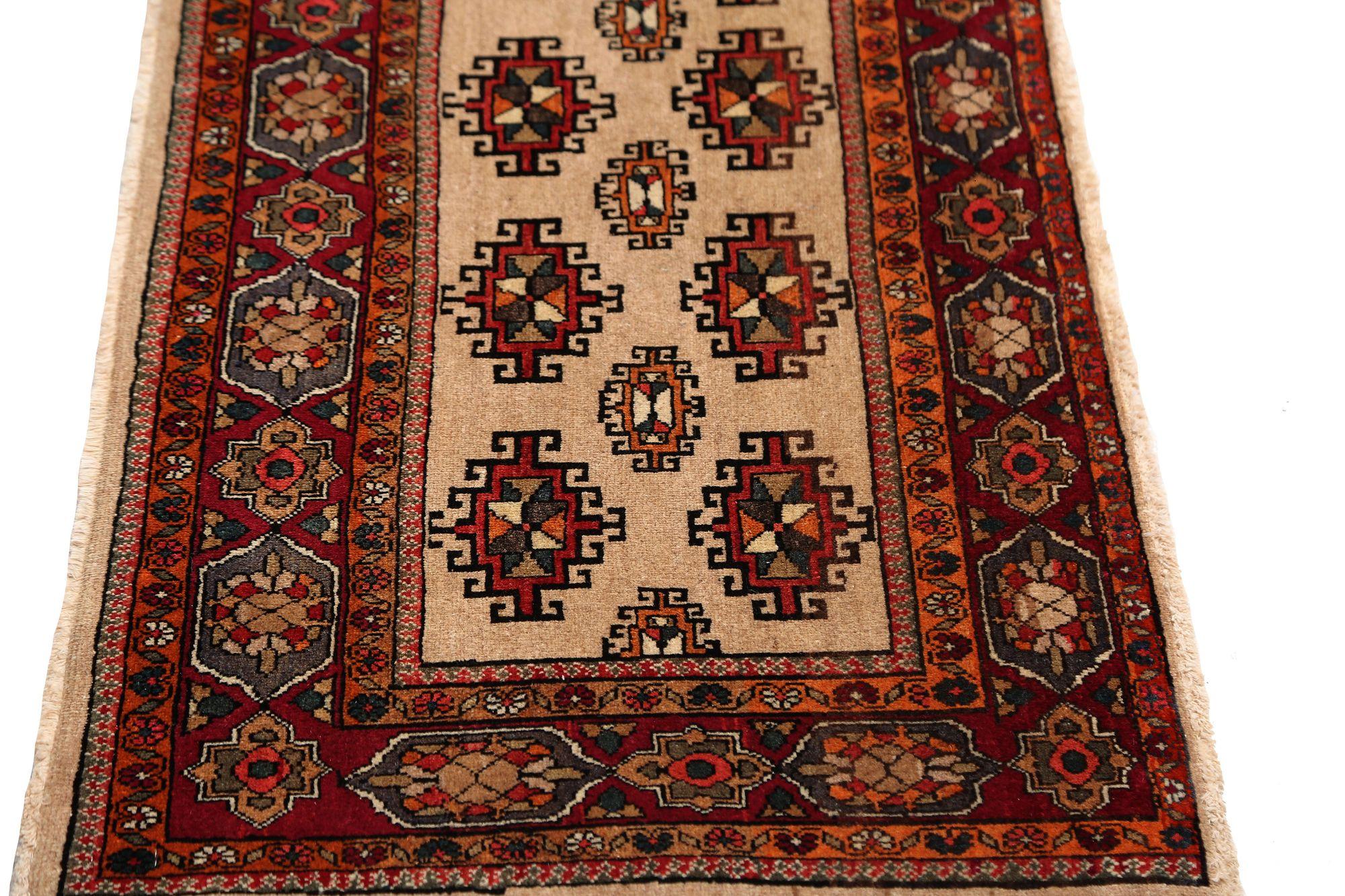 Entdecken Sie die Eleganz des persischen Semnan-Teppichs mit Läufer aus der Zeit um 1910. Dieses exklusive Design aus Wolle und Elfenbein ist perfekt, um Ihren Raum zu verschönern.