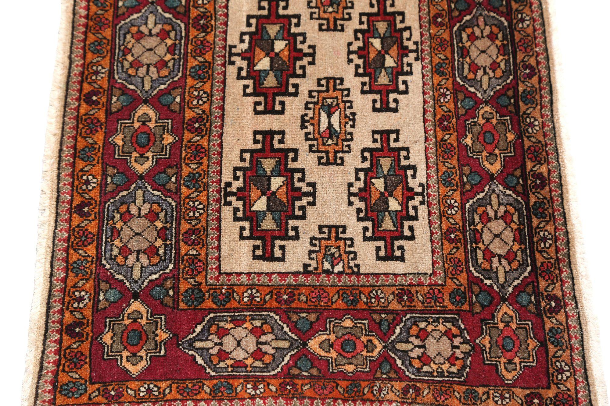 Entdecken Sie die Eleganz des persischen Semnan-Teppichs mit Läufer aus der Zeit um 1910. Dieses exklusive Design aus Wolle und Elfenbeinrot ist perfekt, um Ihren Raum zu verschönern.