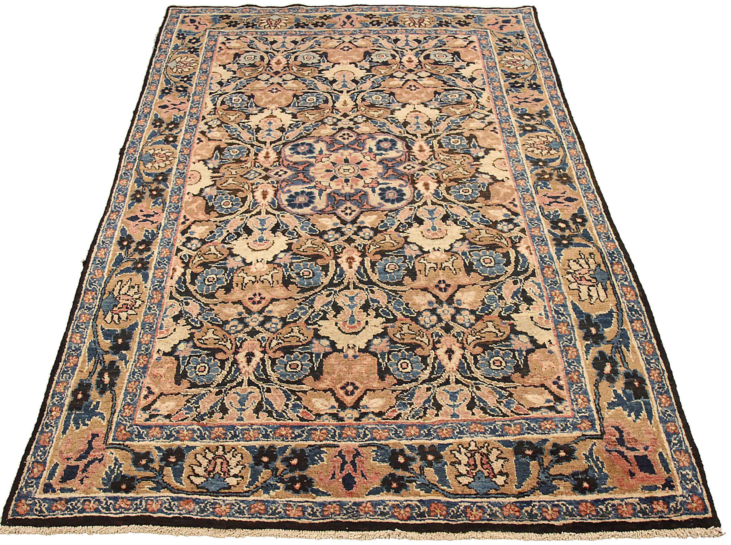 Scopri l'eleganza del tappeto persiano Semnan di piccole dimensioni del 1910. Progettato con lana e BlueBrownPink, questo design esclusivo è perfetto per valorizzare il tuo spazio.