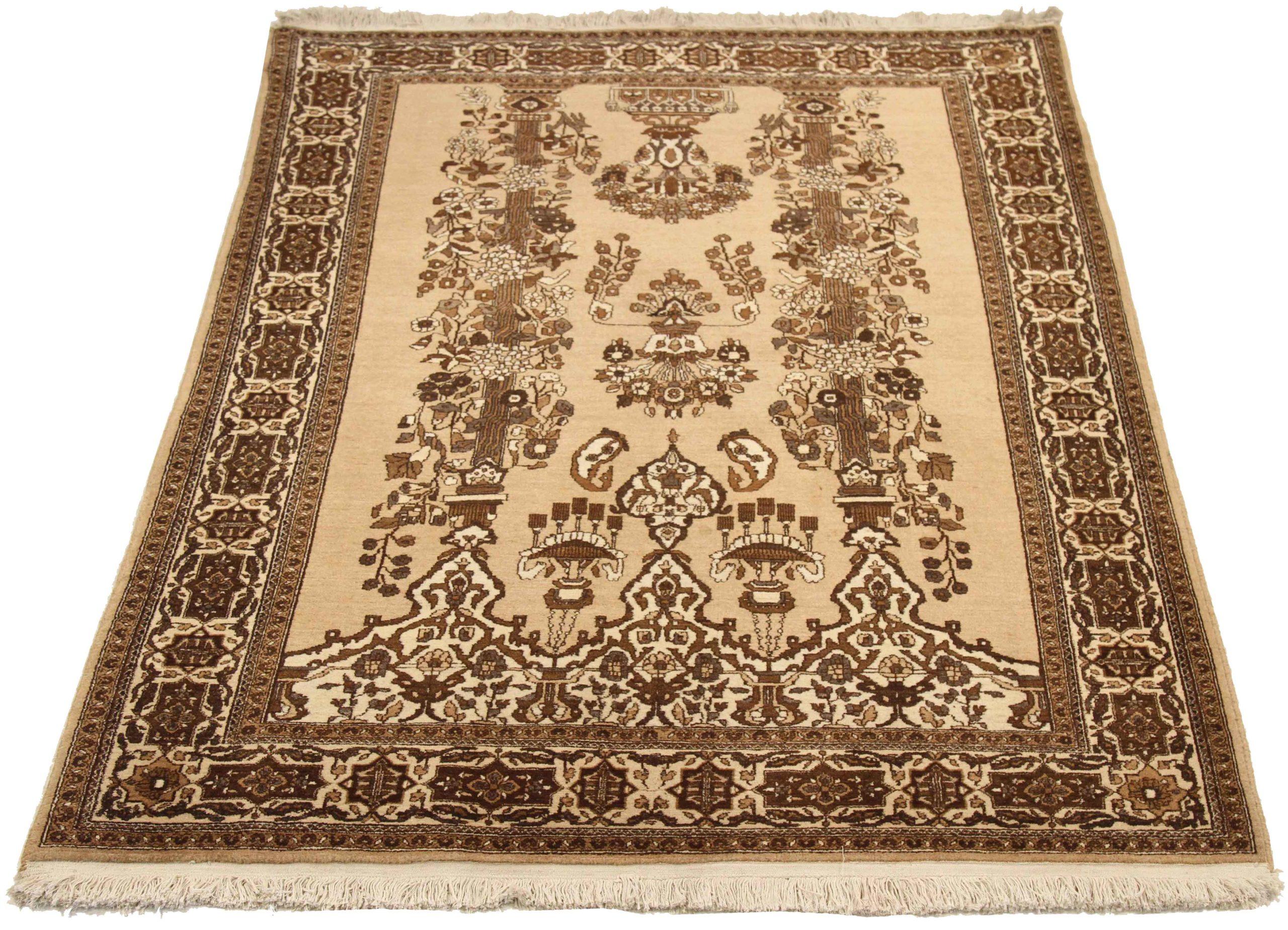 Entdecken Sie die Eleganz des persischen Semnan mit dem kleinen Teppich von CIRCA 1910. Dieses exklusive Design aus Wolle und Braun-Elfenbein ist perfekt, um Ihren Raum zu verschönern.