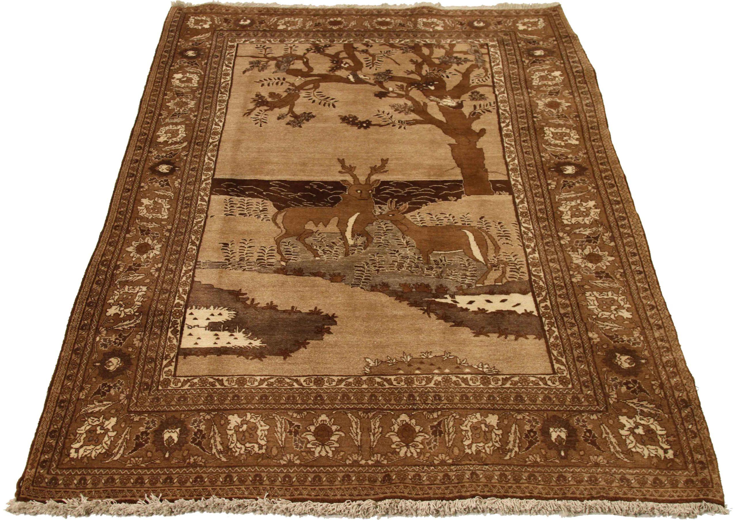 Entdecken Sie die Eleganz des persischen Semnan mit dem kleinen Teppich von CIRCA 1910. Dieses exklusive Design aus Wolle und Braun-Elfenbein ist perfekt, um Ihren Raum zu verschönern.