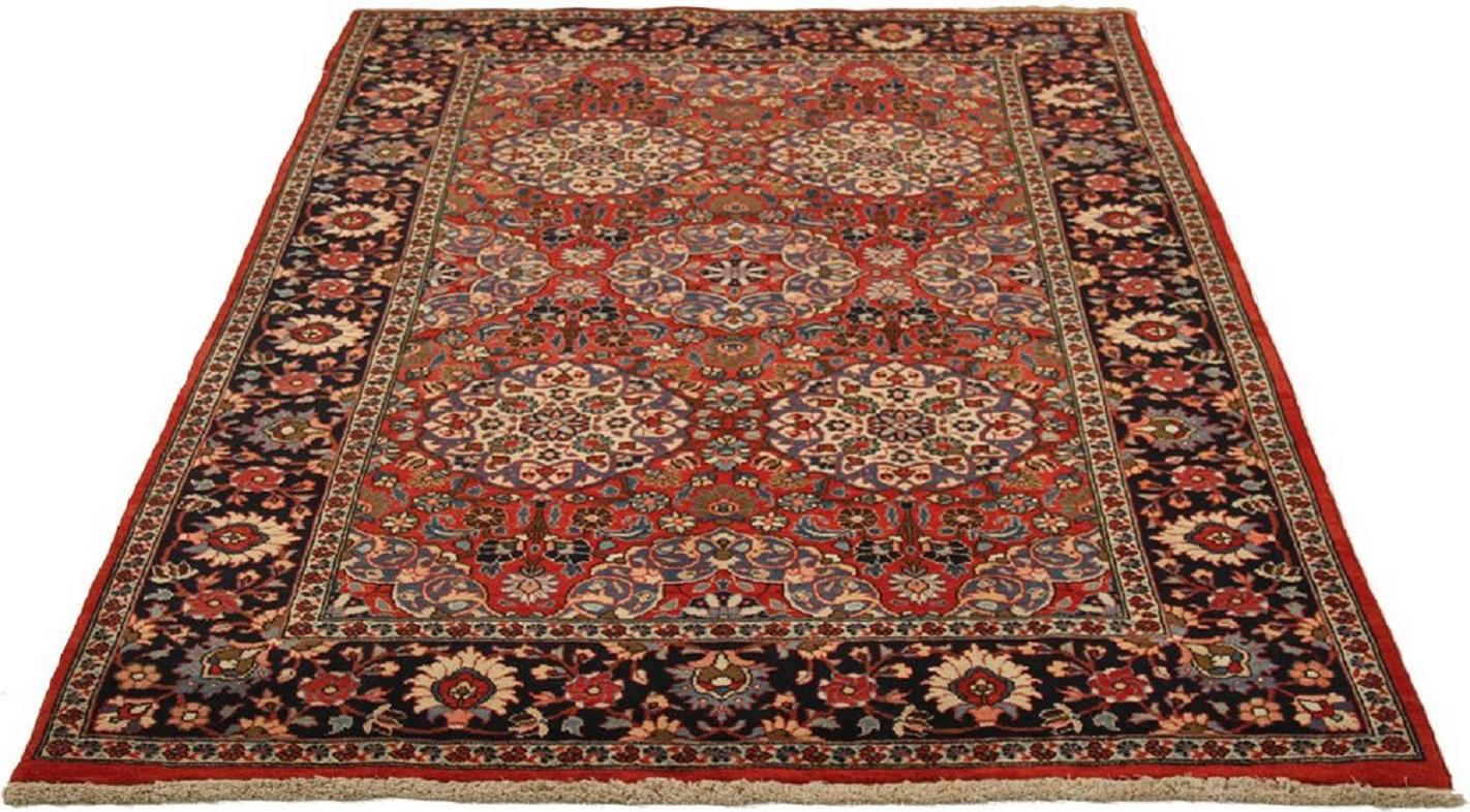 Scopri l'eleganza del tappeto persiano Semnan di piccole dimensioni del 1940. Progettato con lana e avorio e blu-rosso, questo design esclusivo è perfetto per valorizzare il tuo spazio.