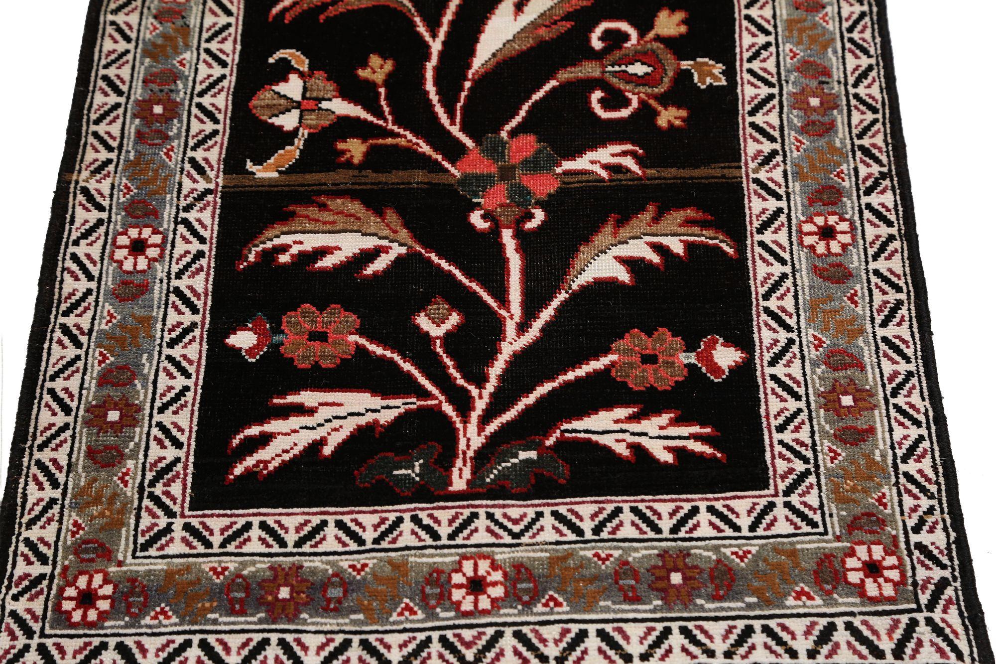 Entdecken Sie die Eleganz des persischen Semnan mit dem kleinen Teppich von CIRCA 1940. Dieses exklusive Design aus Wolle und Schwarz ist perfekt, um Ihren Raum zu verschönern.