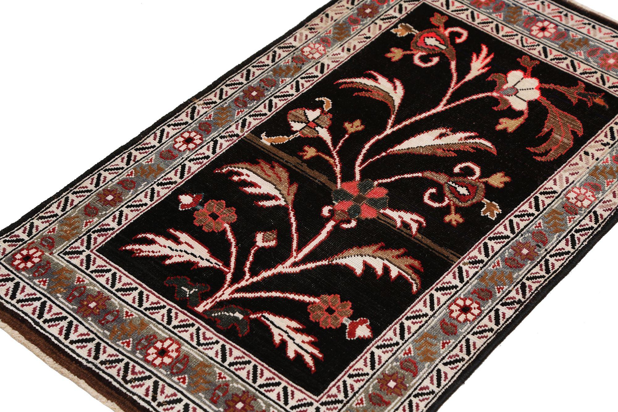 Persischer Semnan-Teppich aus Wolle – schwarzes Design – 96947 (20. Jahrhundert) im Angebot