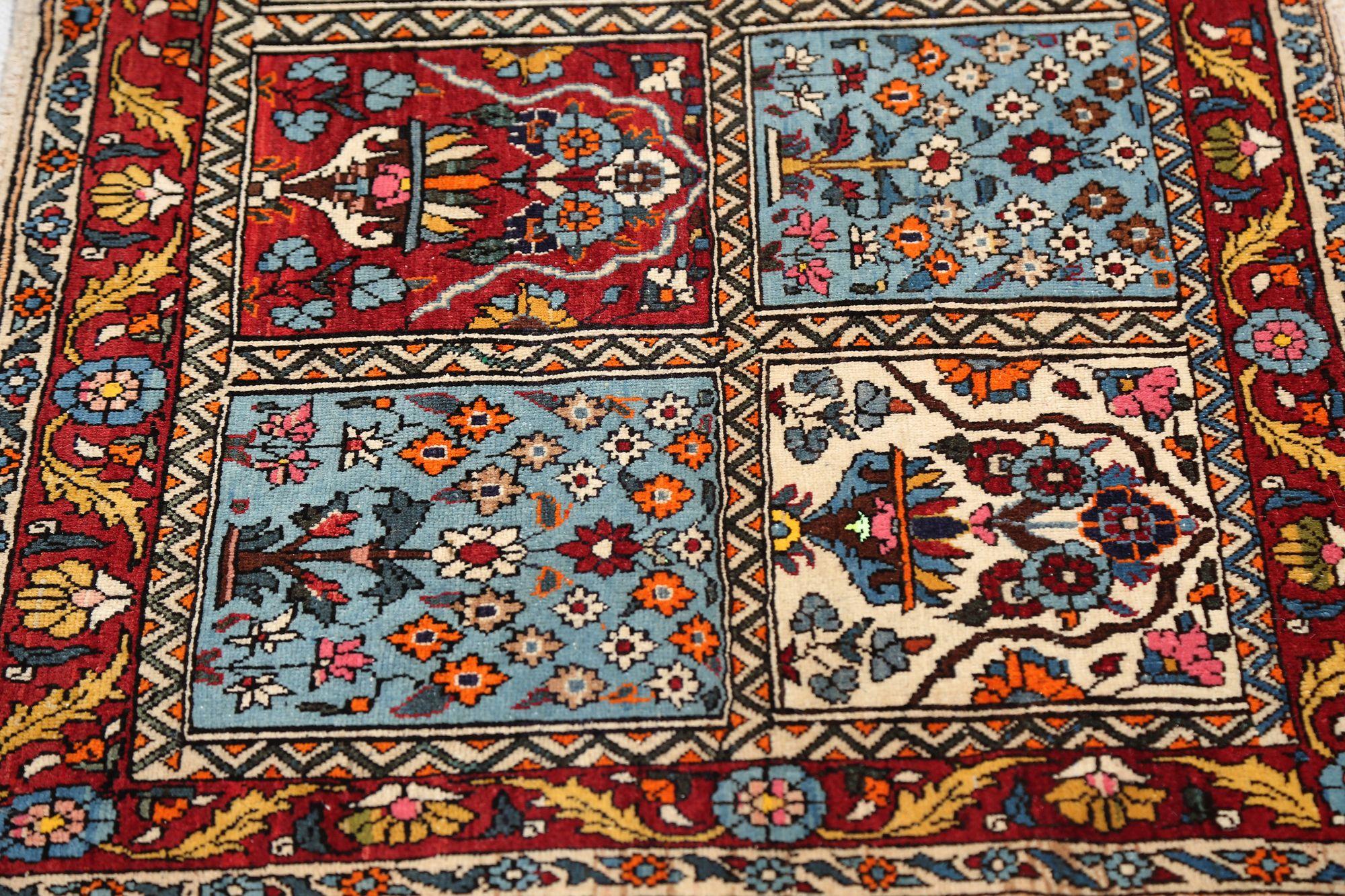 Entdecken Sie die Eleganz des persischen Semnan mit dem kleinen Teppich von CIRCA 1910. Dieses exklusive Design aus Wolle und Blau-Elfenbein-Rot ist perfekt, um Ihren Raum zu verschönern.